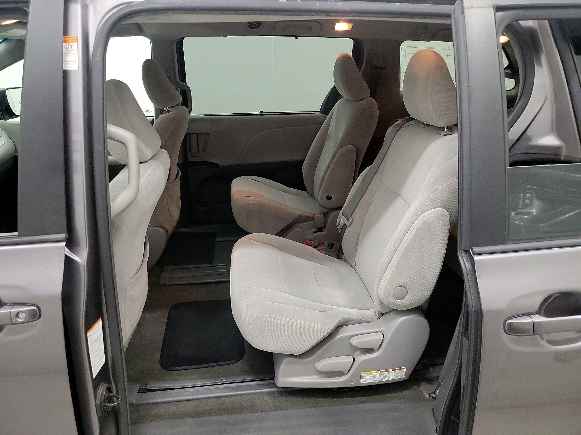 Thumbnail: 2017 Toyota Sienna - 19