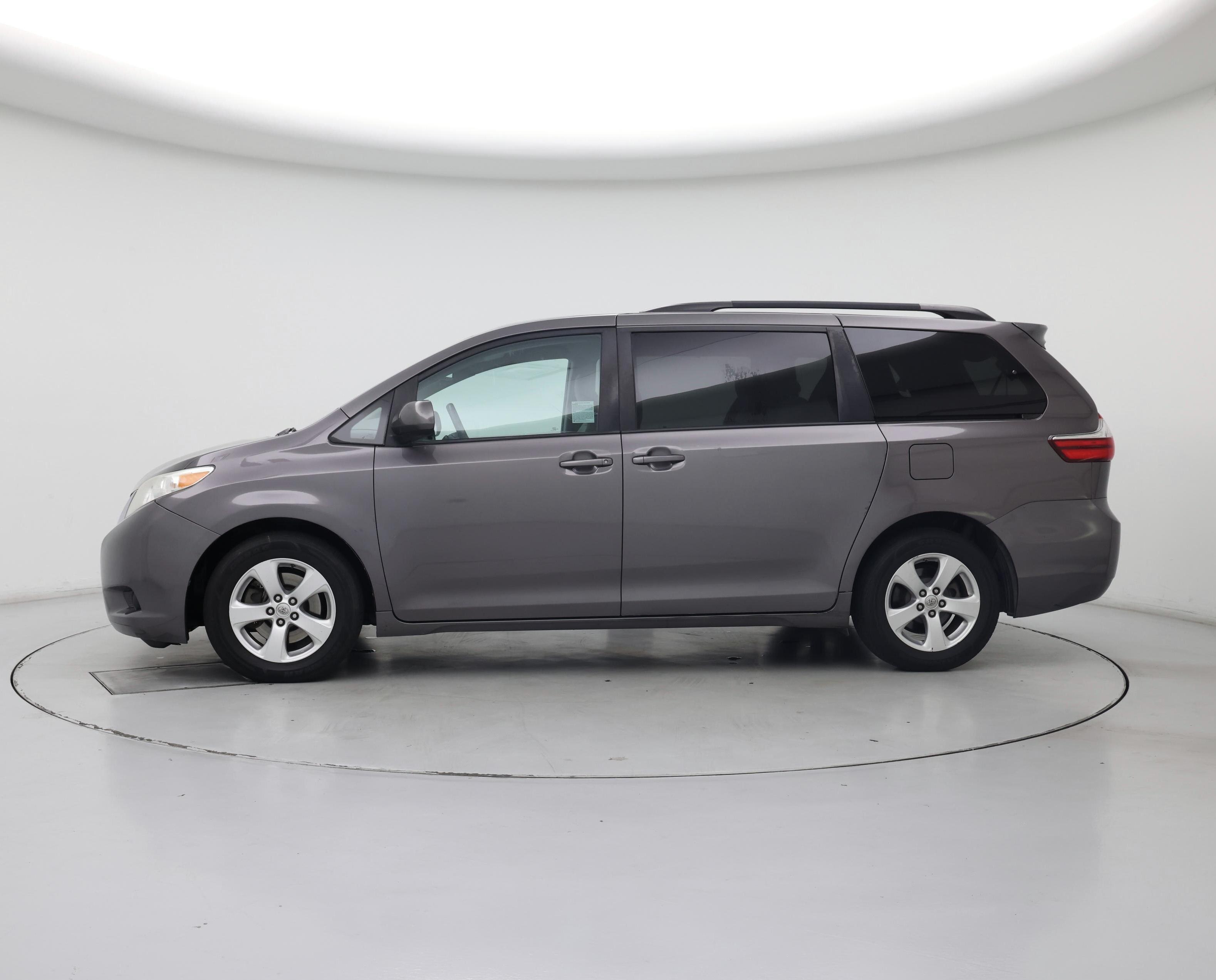 Thumbnail: 2017 Toyota Sienna - 3