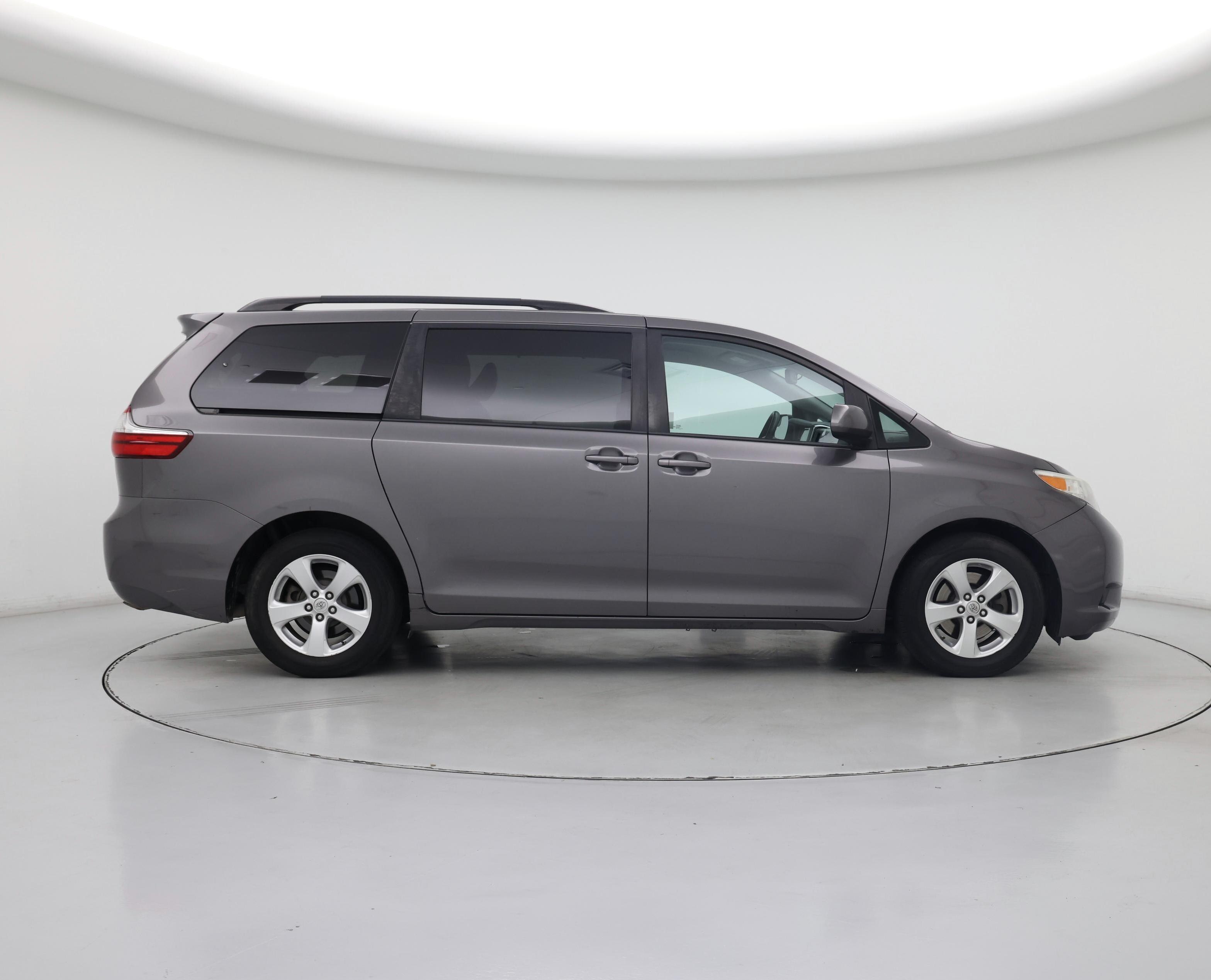 Thumbnail: 2017 Toyota Sienna - 7