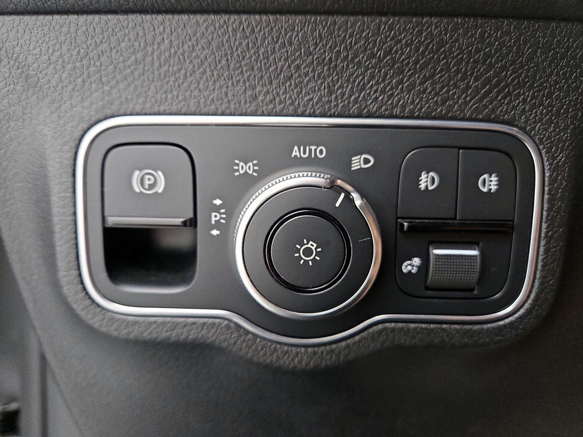 Thumbnail: 2022 Mercedes-Benz GLB - 13