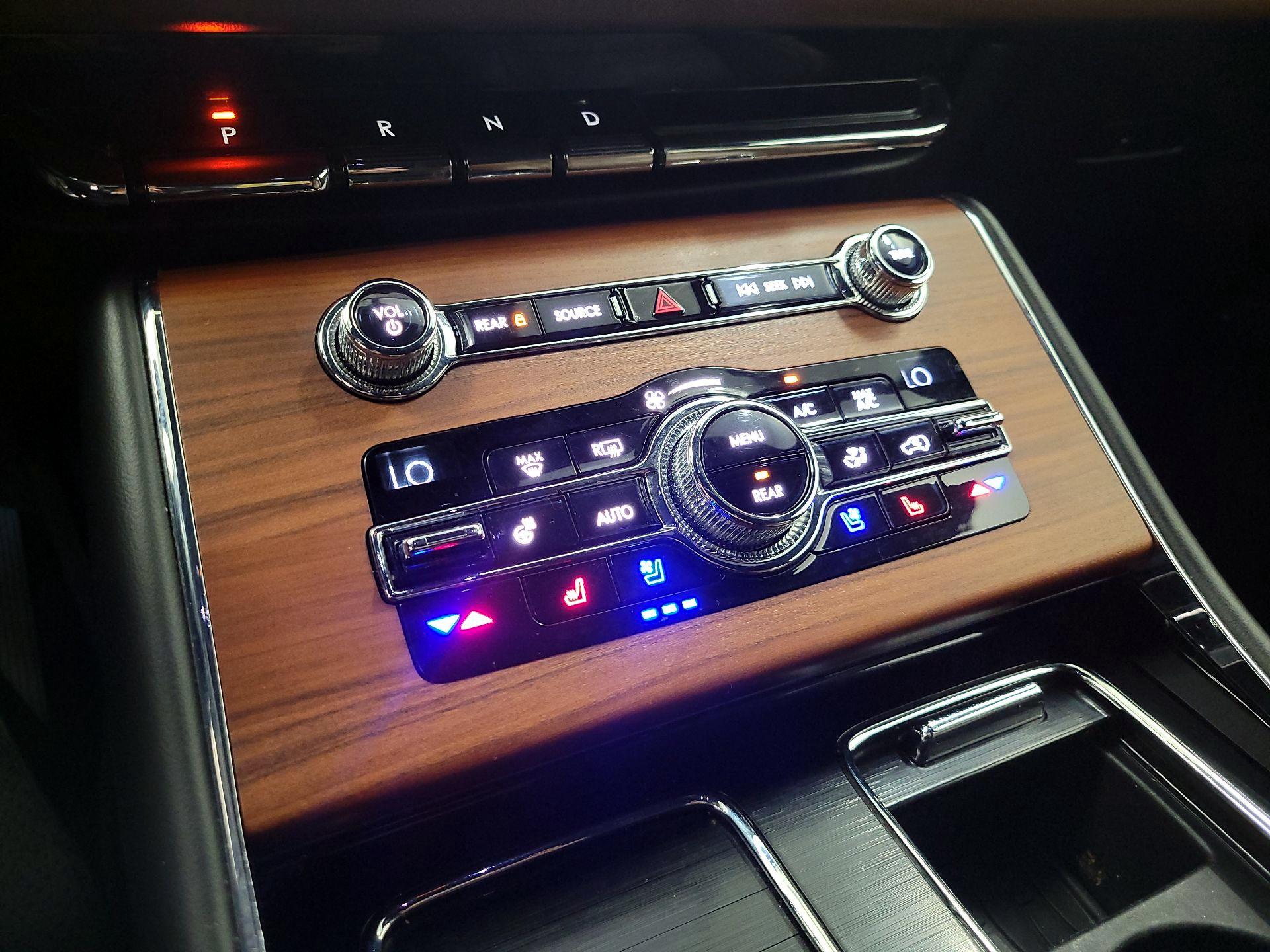 Thumbnail: 2020 Lincoln Aviator - 17