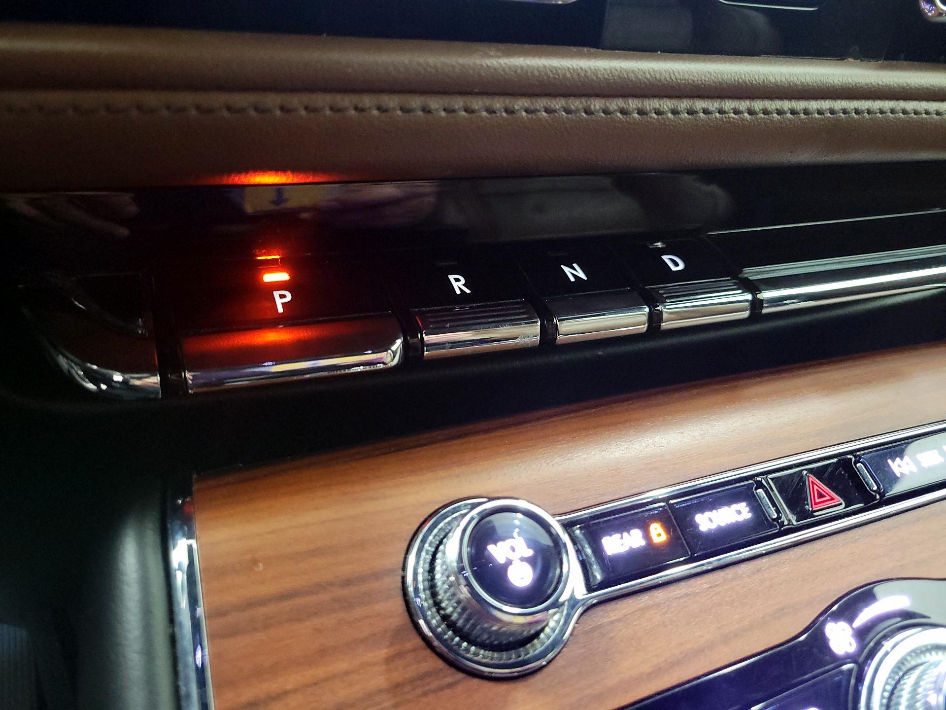 Thumbnail: 2020 Lincoln Aviator - 18