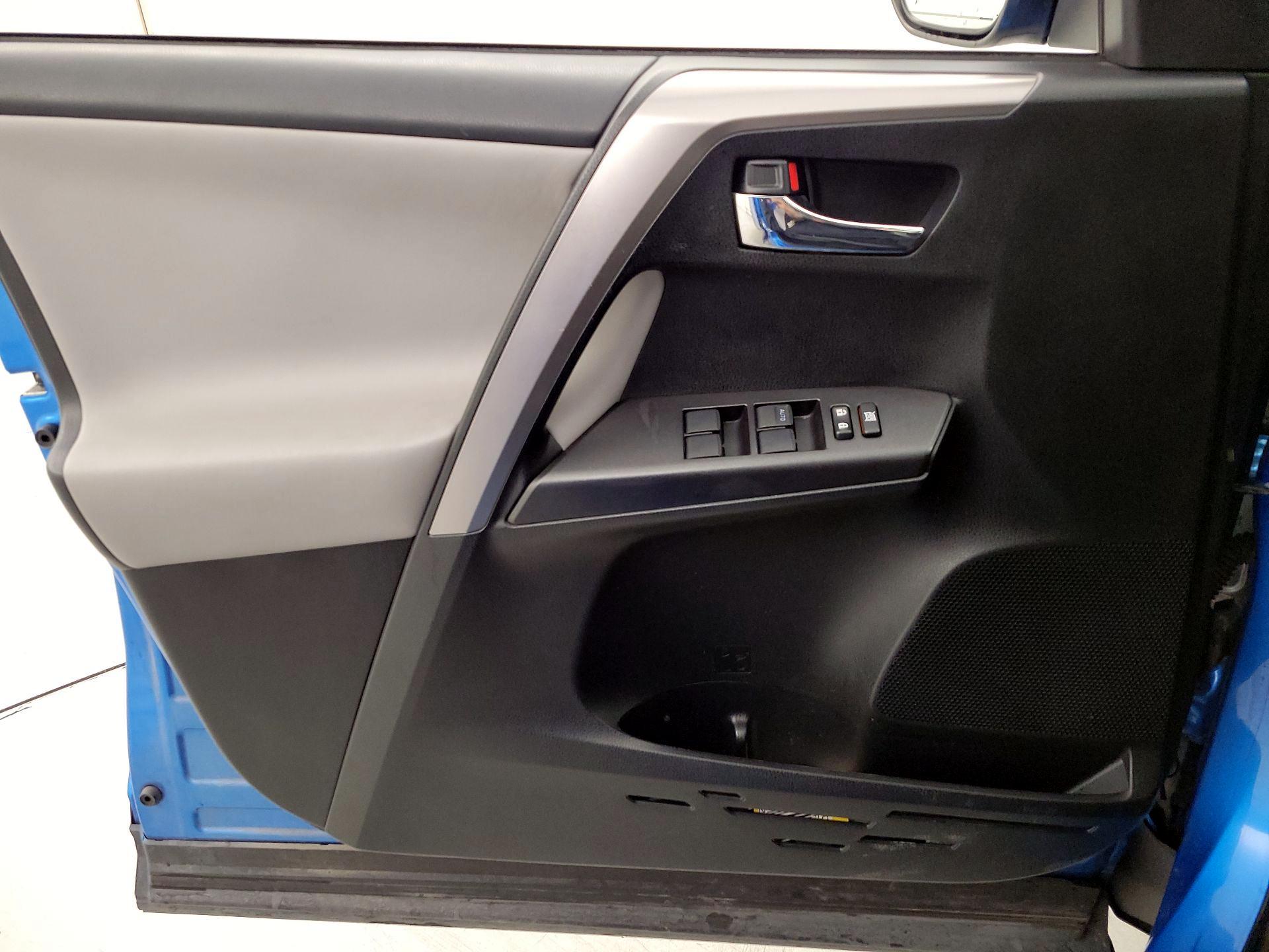 Thumbnail: 2016 Toyota RAV4 - 12
