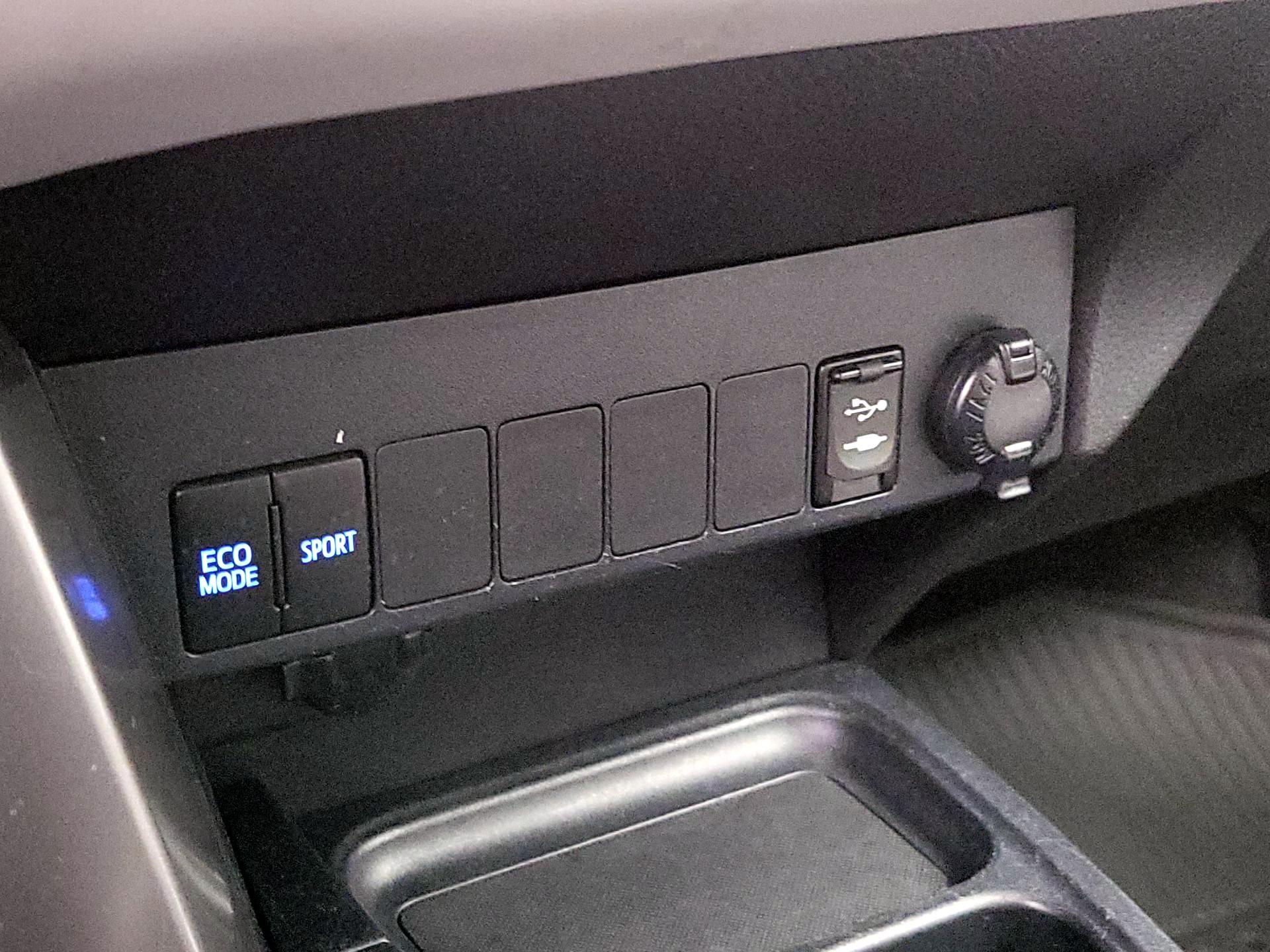 Thumbnail: 2016 Toyota RAV4 - 18