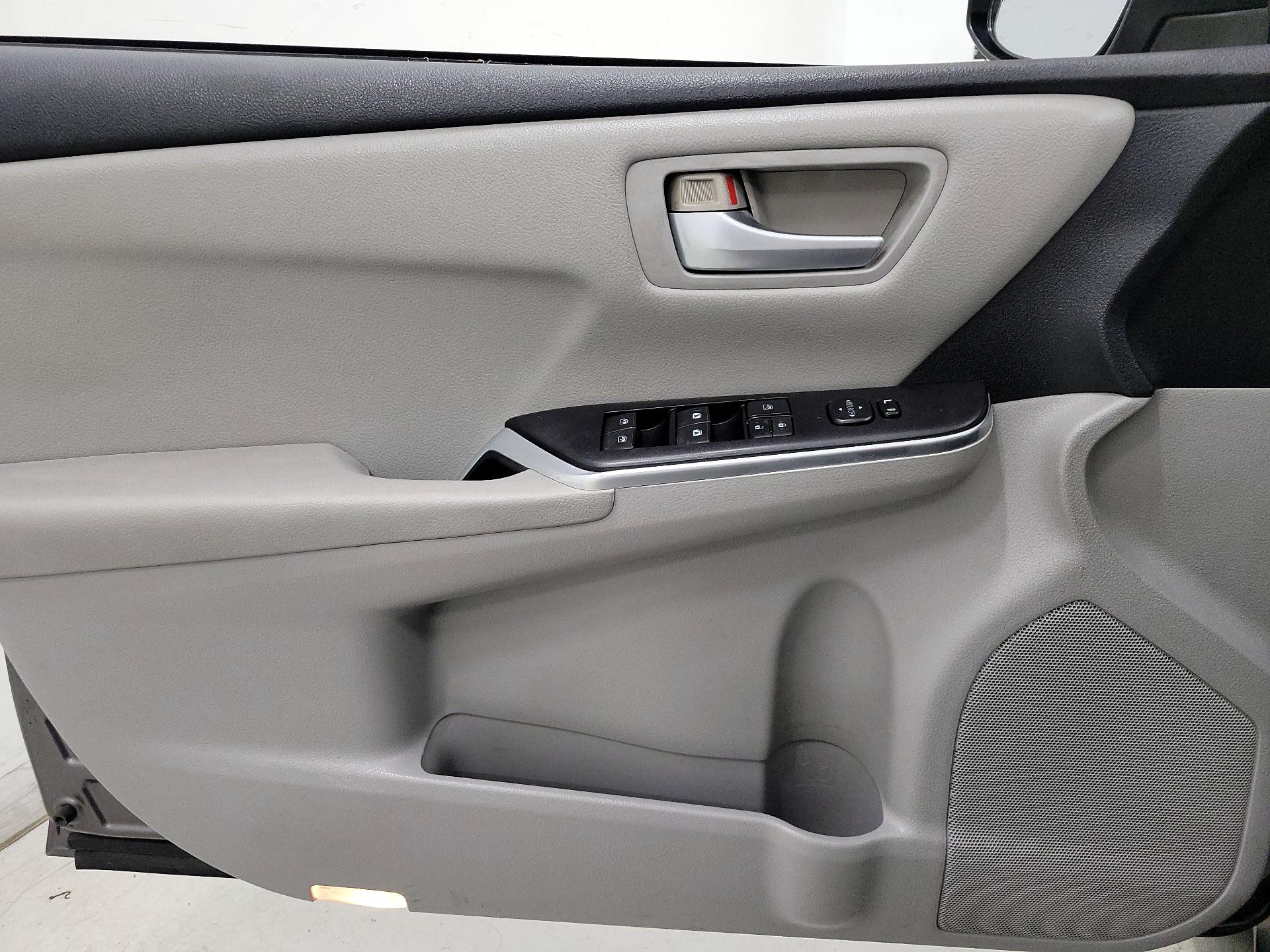 Thumbnail: 2015 Toyota Camry - 12