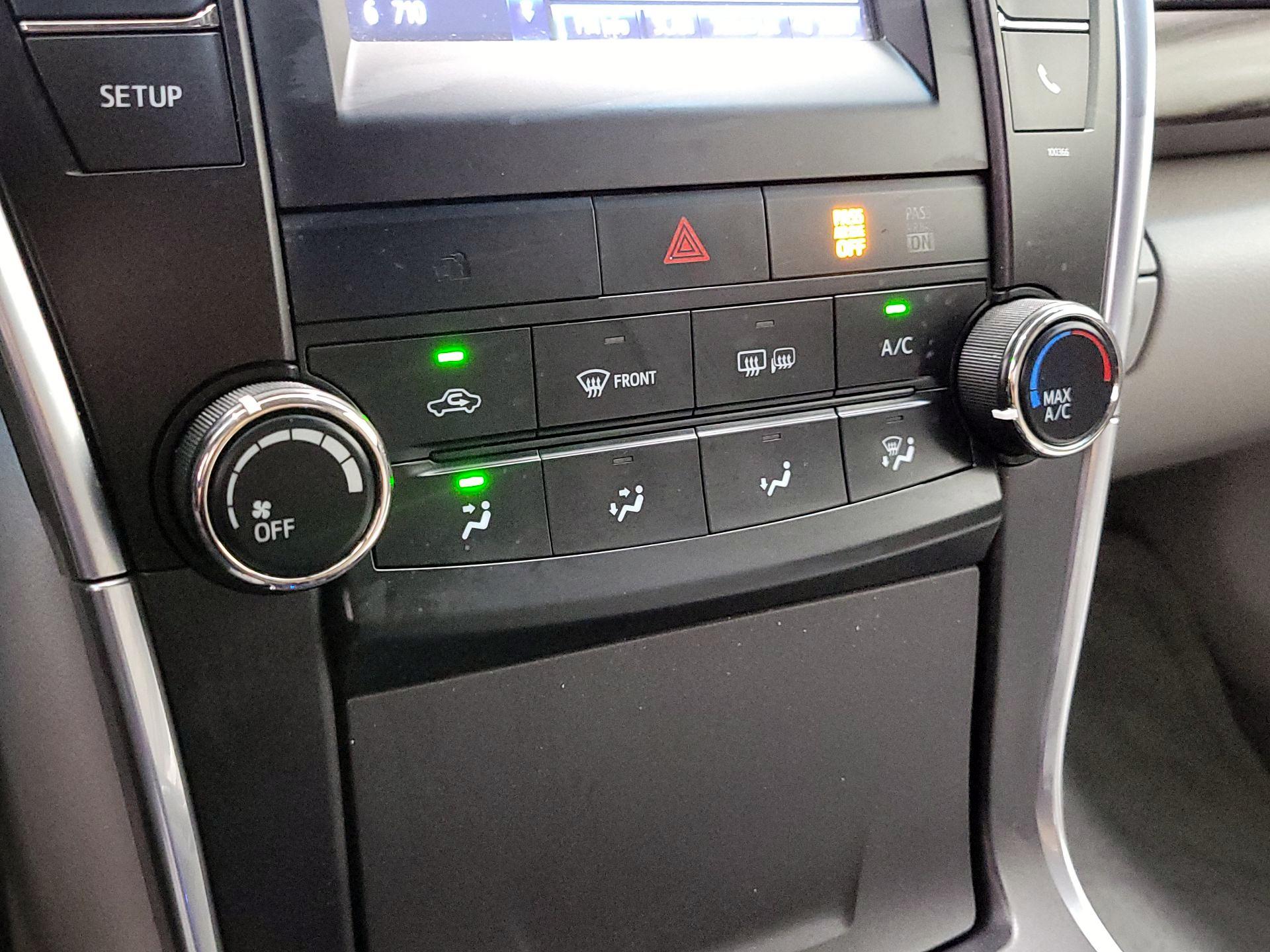 Thumbnail: 2015 Toyota Camry - 16