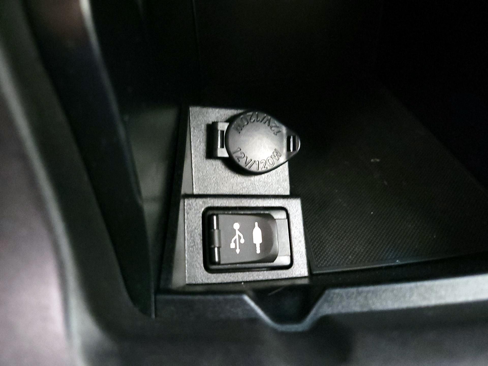Thumbnail: 2015 Toyota Camry - 18