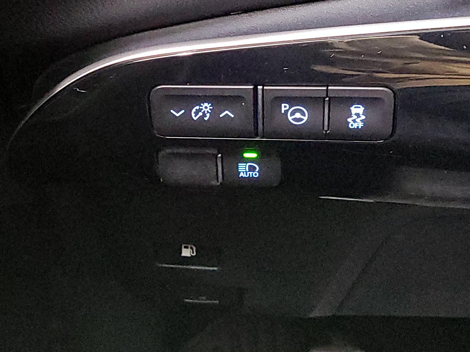 Thumbnail: 2018 Toyota Prius - 13