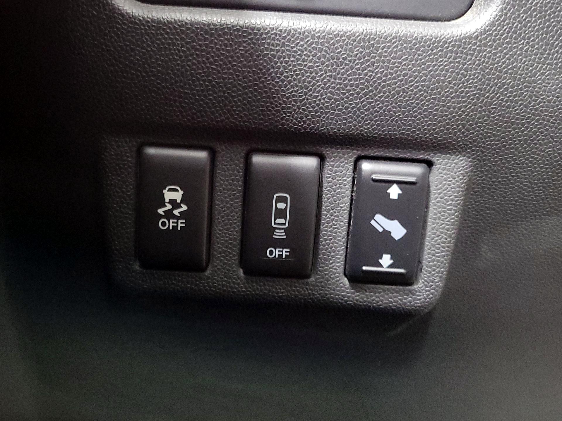 Thumbnail: 2014 Nissan Titan - 13