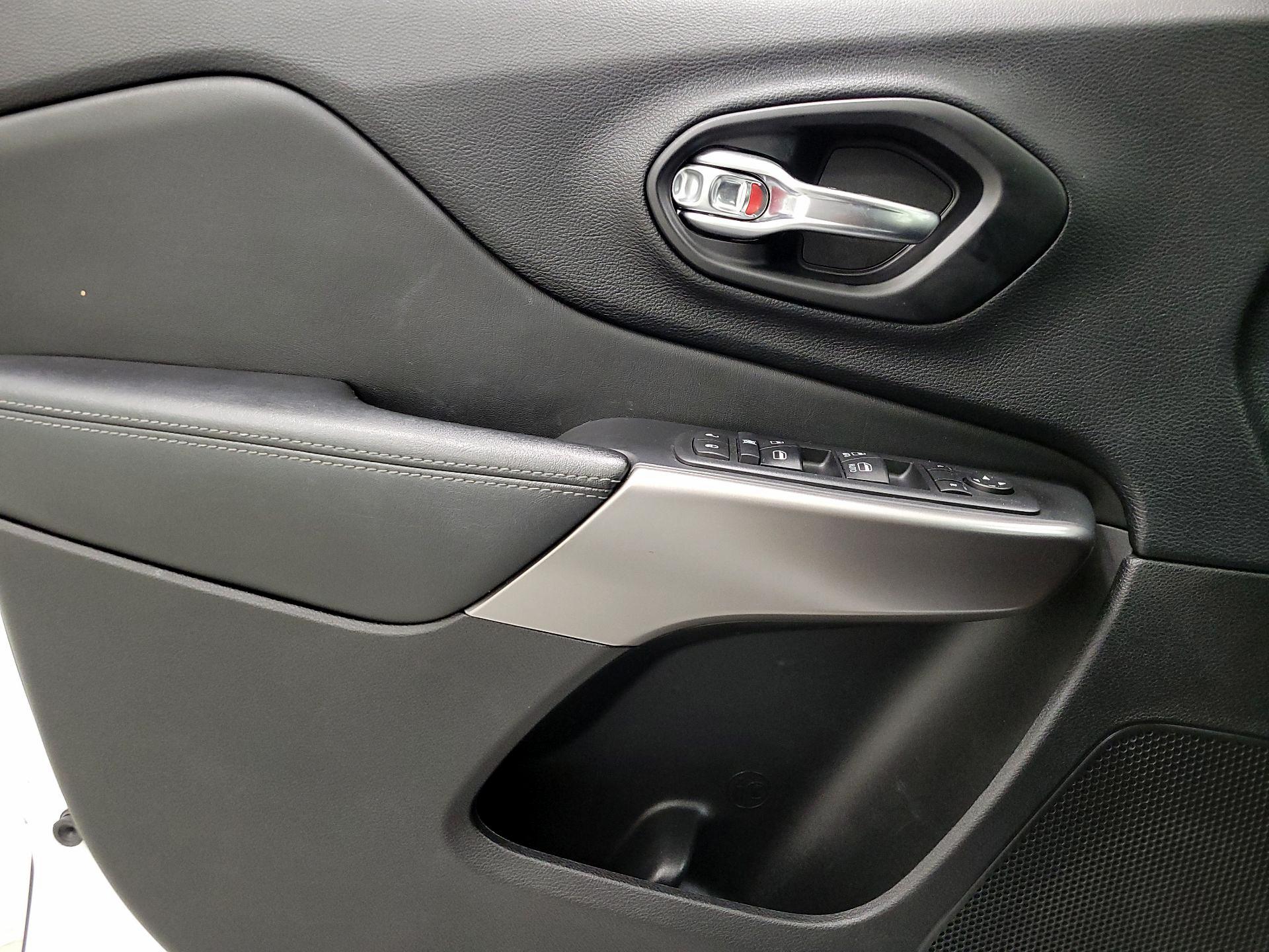 Thumbnail: 2021 Jeep Cherokee - 12