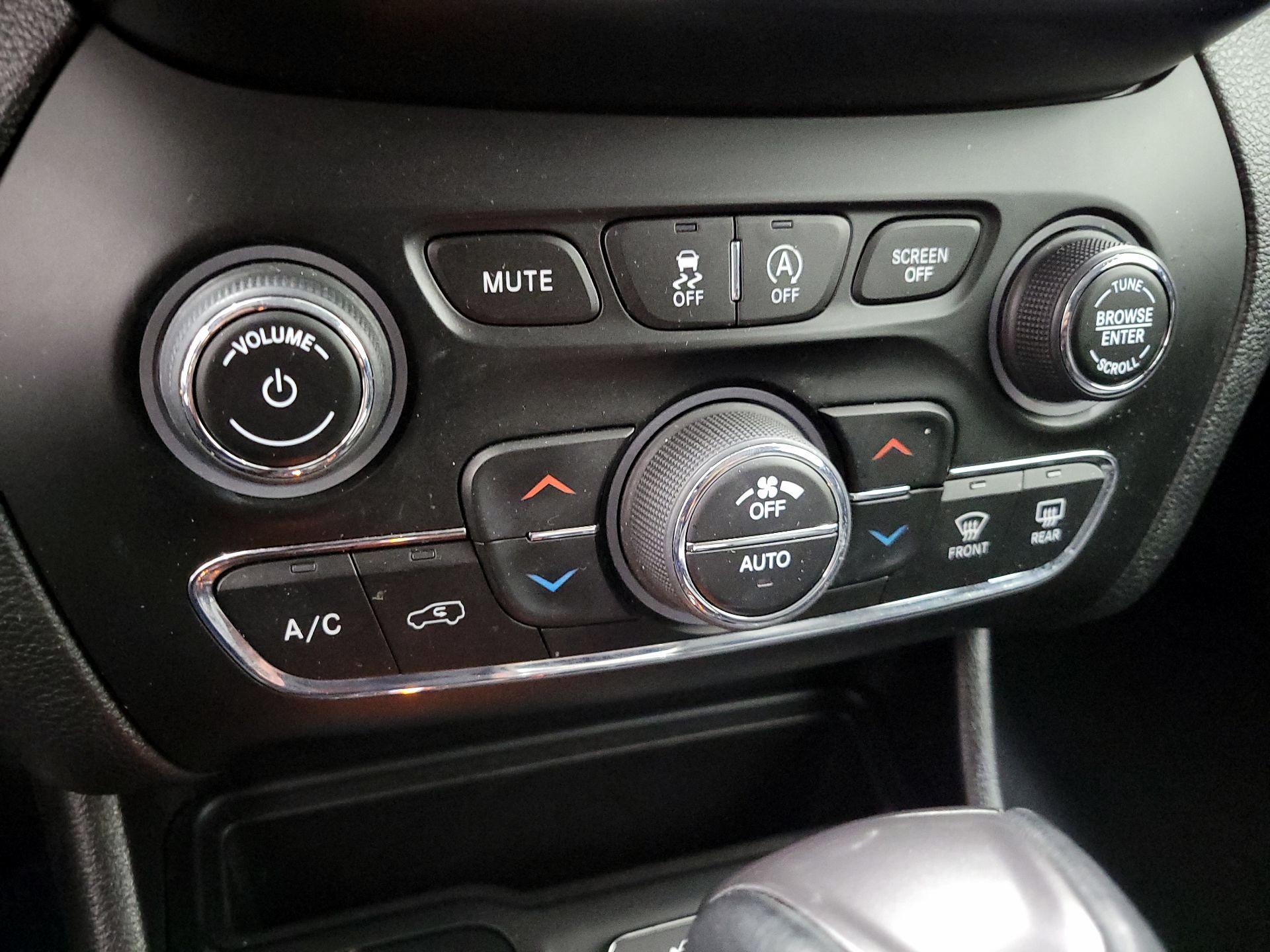 Thumbnail: 2021 Jeep Cherokee - 16