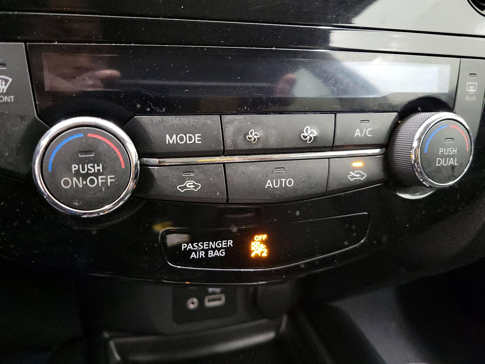 Thumbnail: 2018 Nissan Rogue - 16