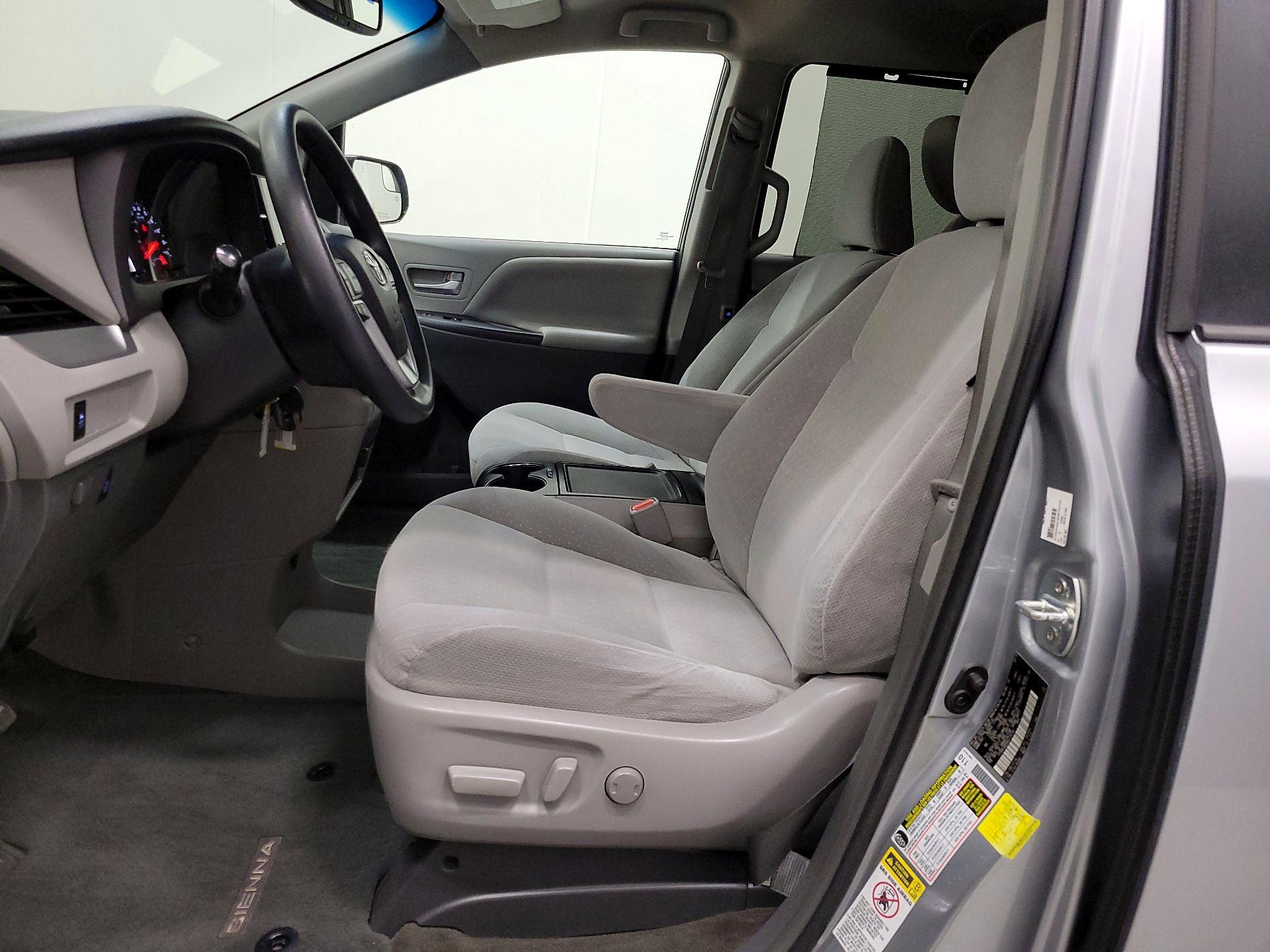 Thumbnail: 2016 Toyota Sienna - 11