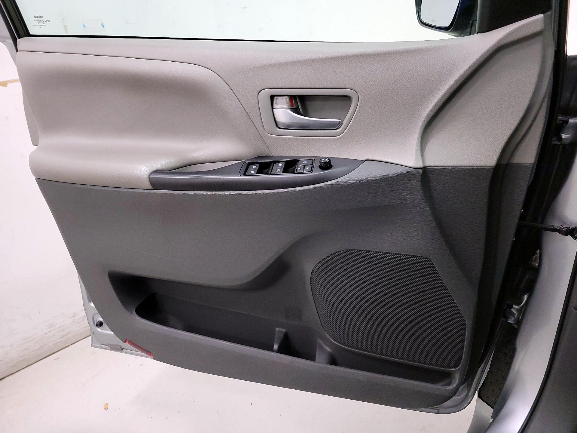 Thumbnail: 2016 Toyota Sienna - 12