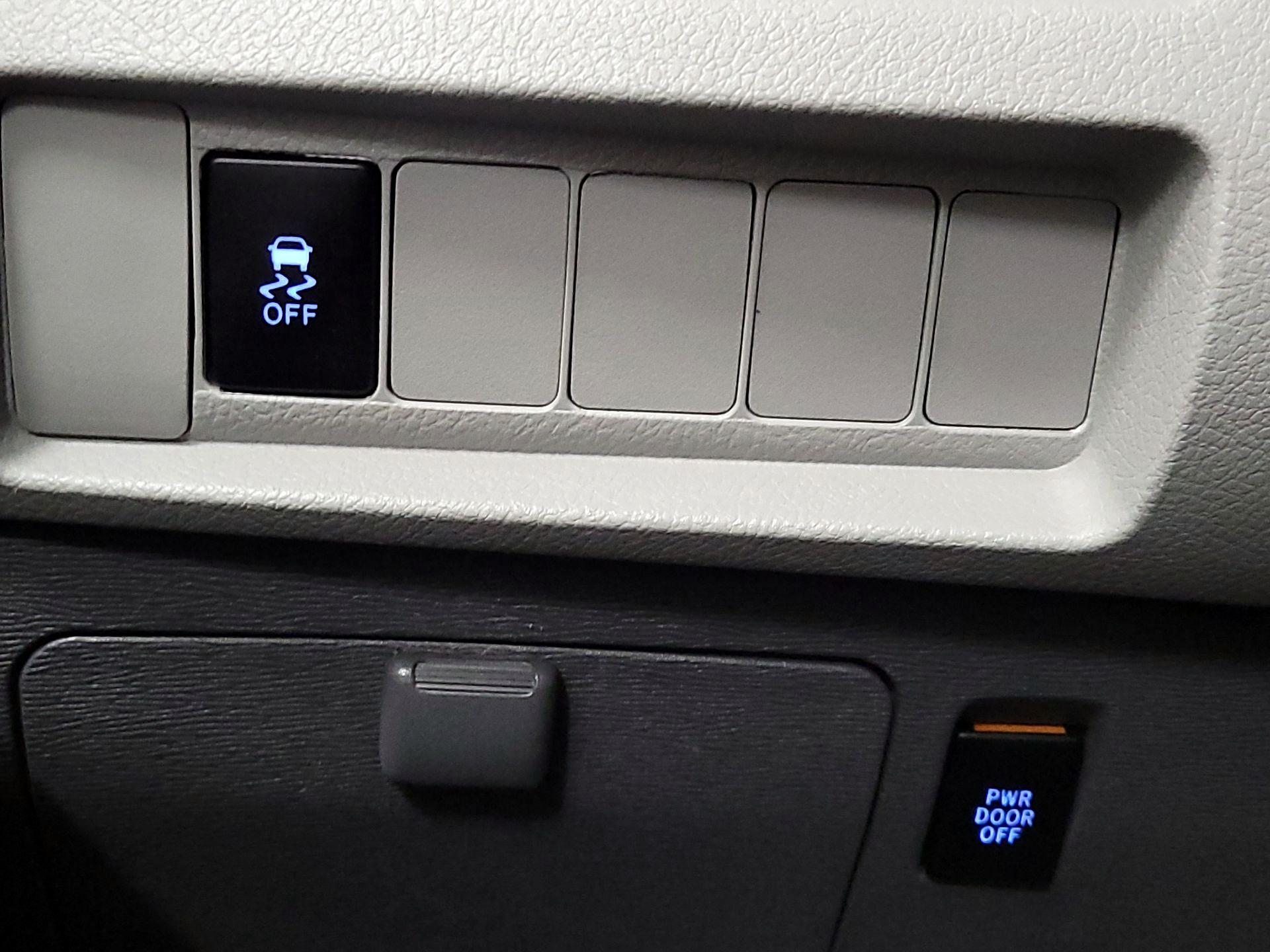 Thumbnail: 2016 Toyota Sienna - 13