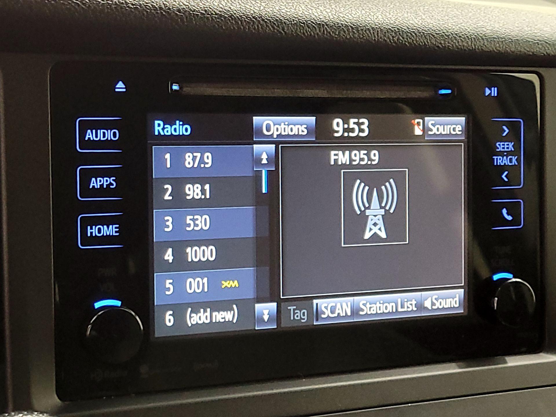 Thumbnail: 2016 Toyota Sienna - 15