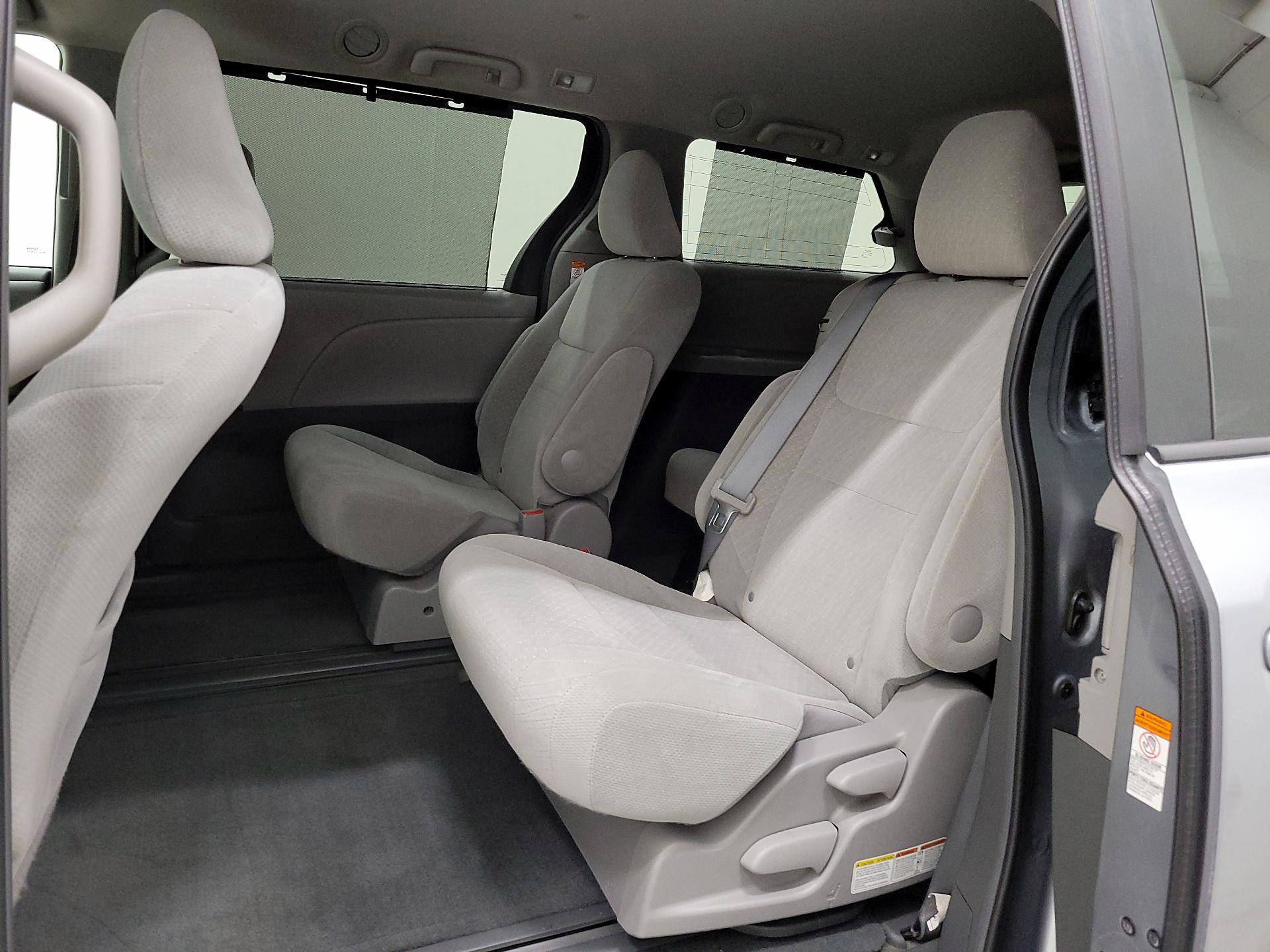 Thumbnail: 2016 Toyota Sienna - 19