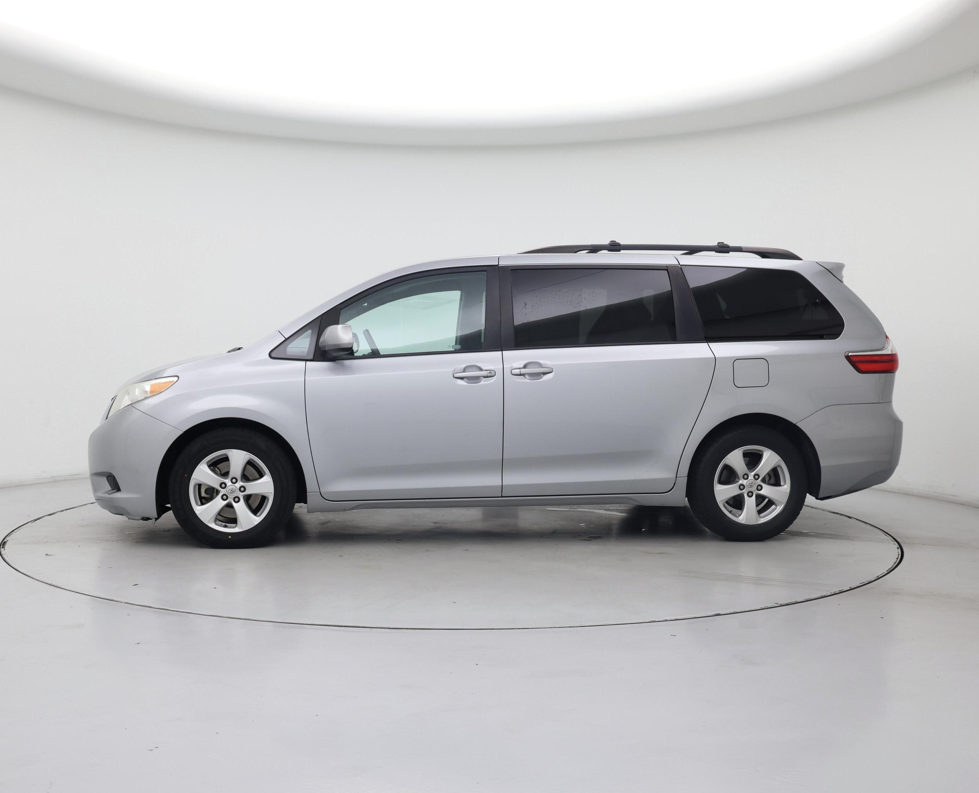 Thumbnail: 2016 Toyota Sienna - 3