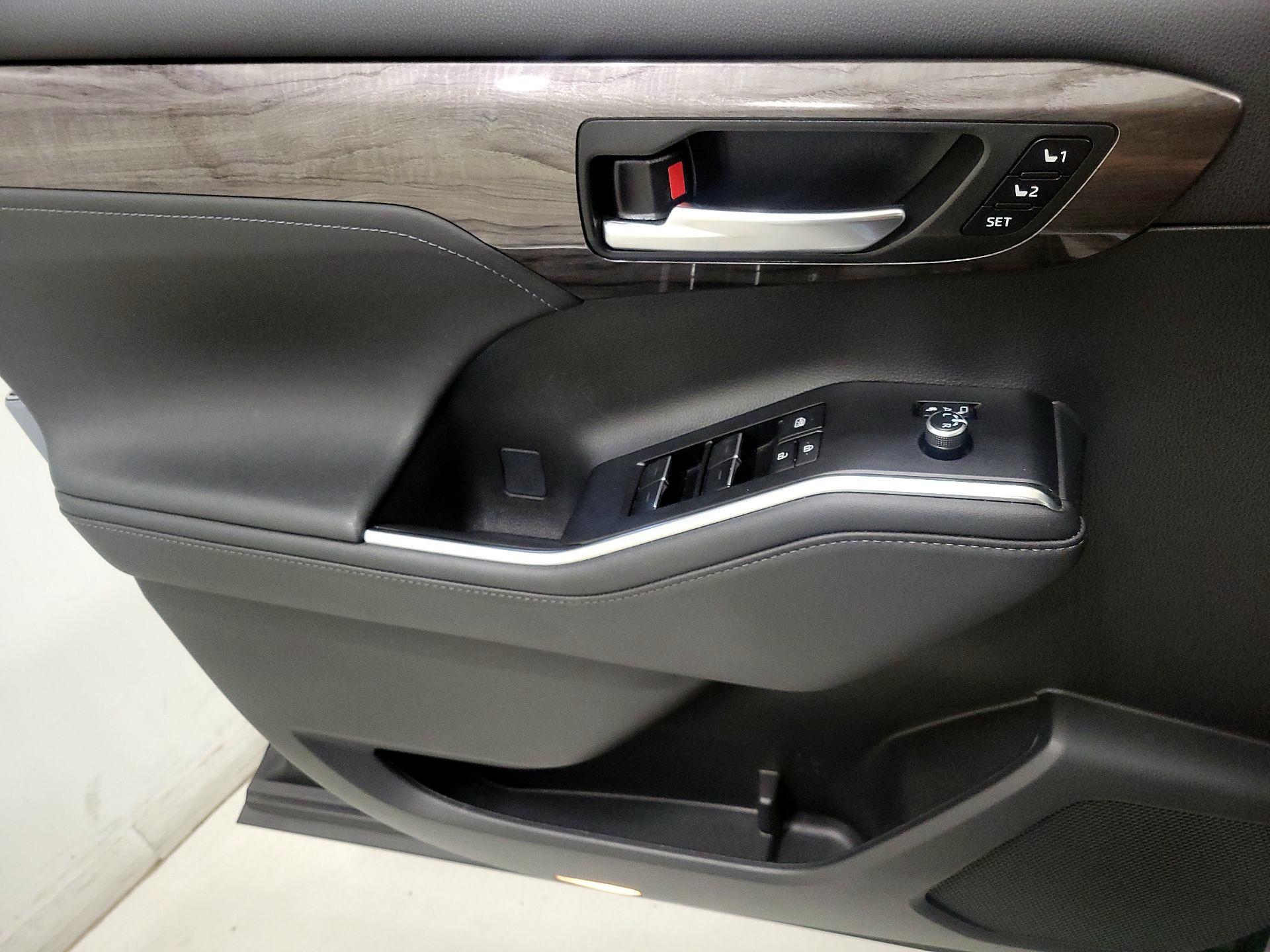 Thumbnail: 2023 Toyota Highlander - 12