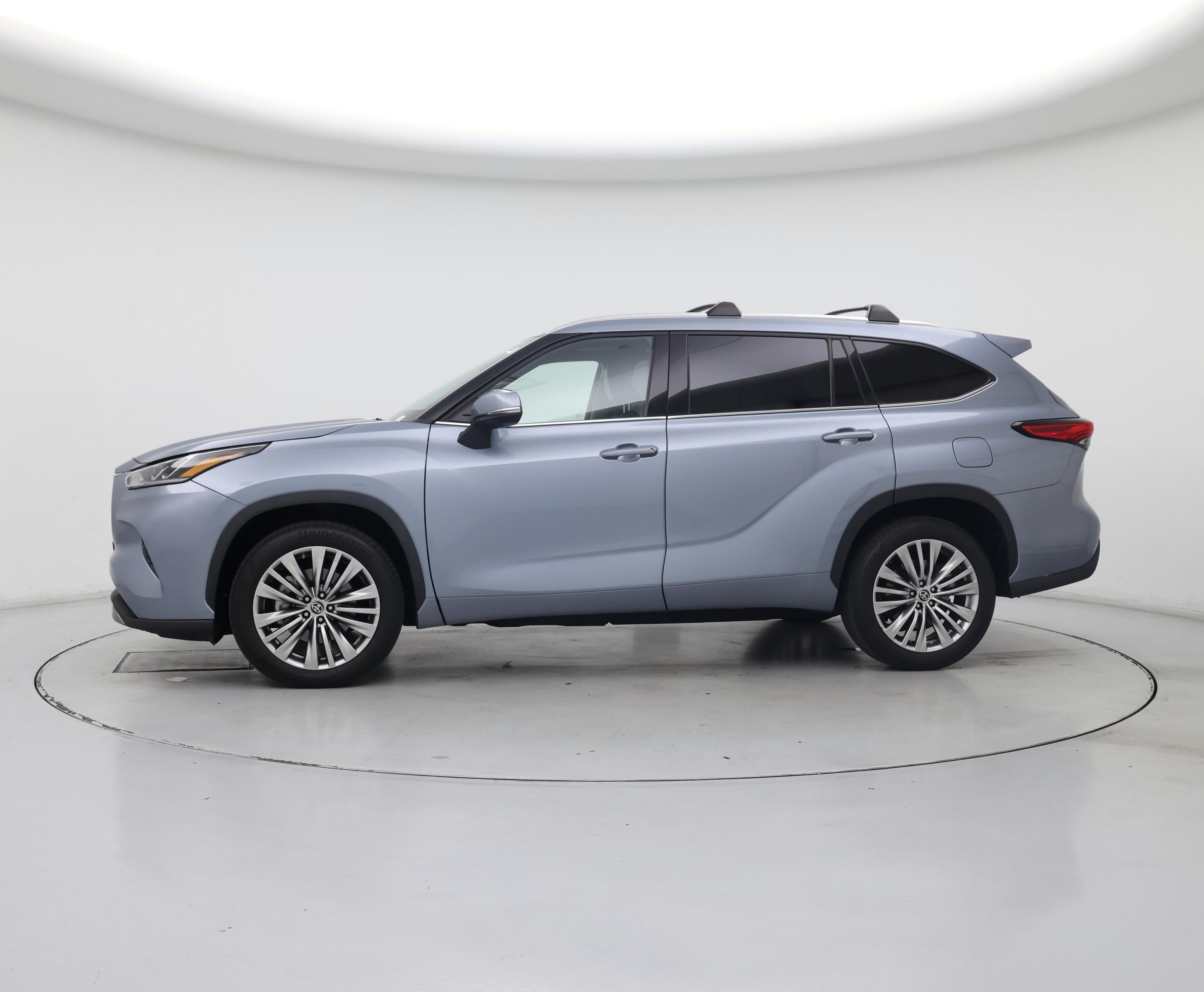 Thumbnail: 2023 Toyota Highlander - 3