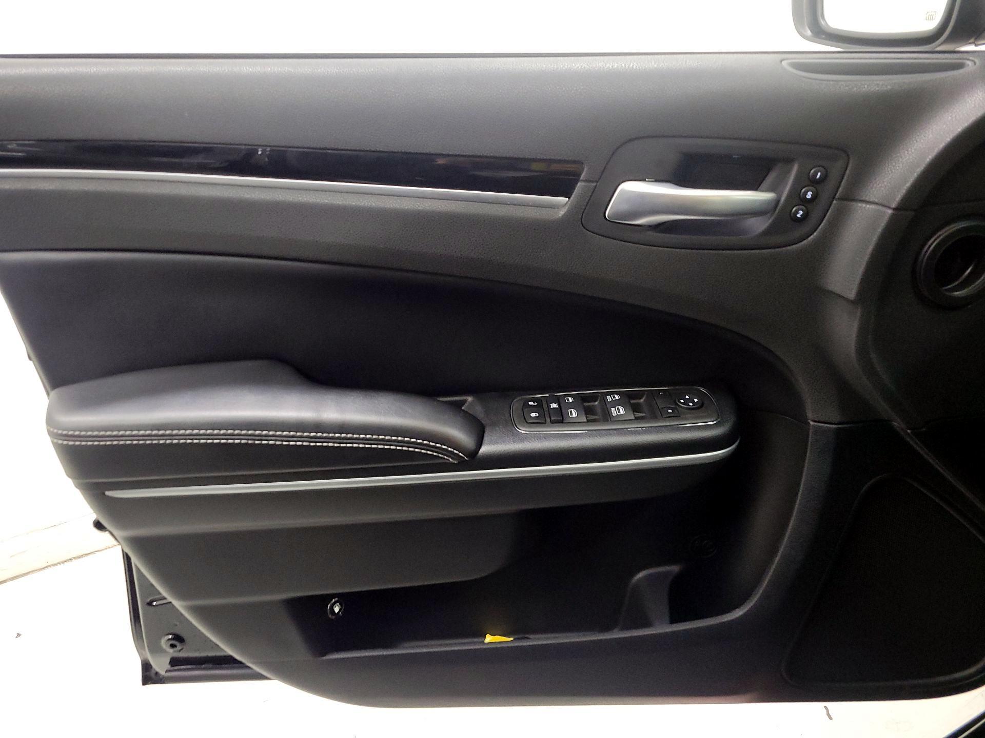 Thumbnail: 2022 Chrysler 300 - 12