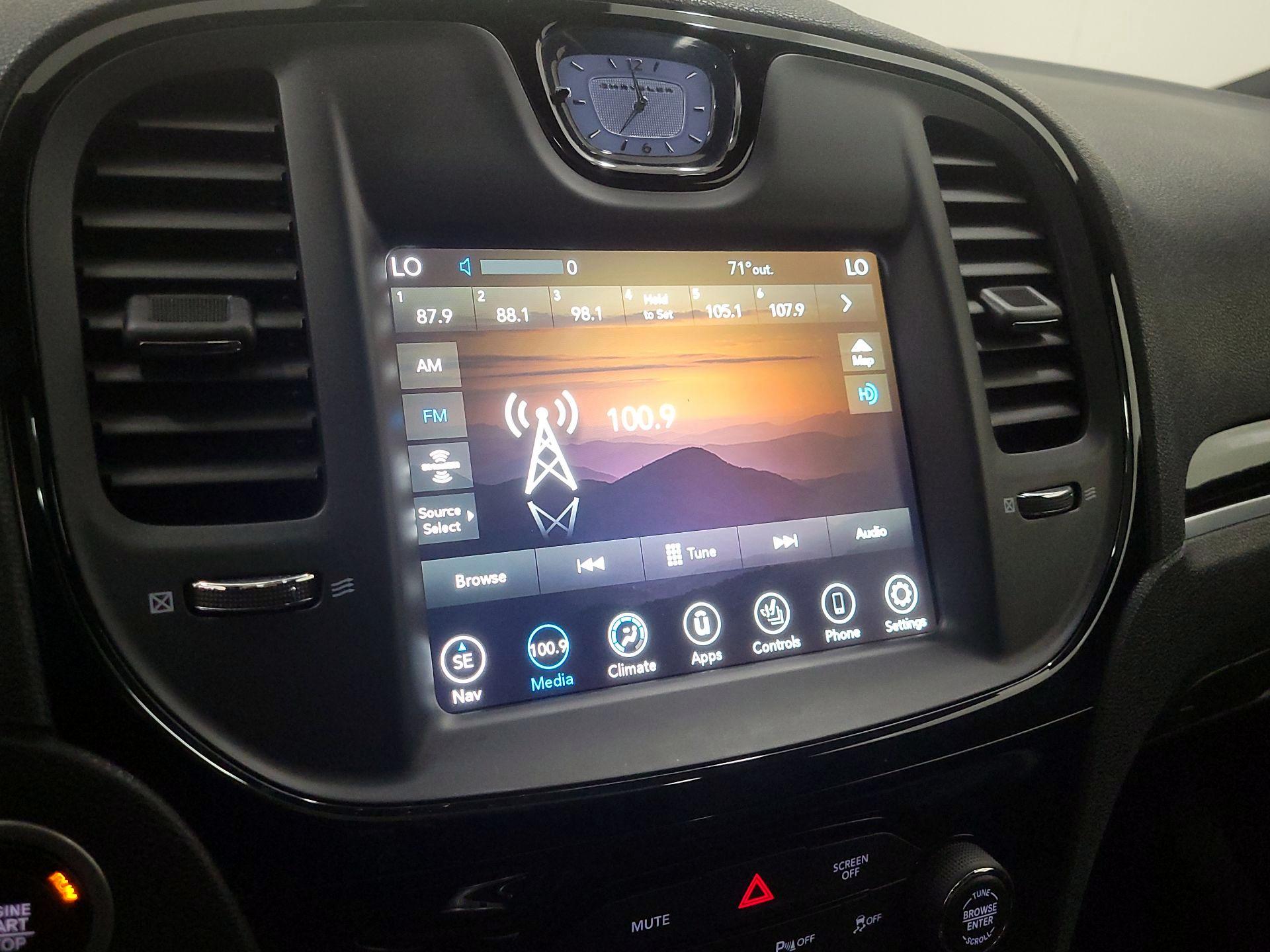 Thumbnail: 2022 Chrysler 300 - 16