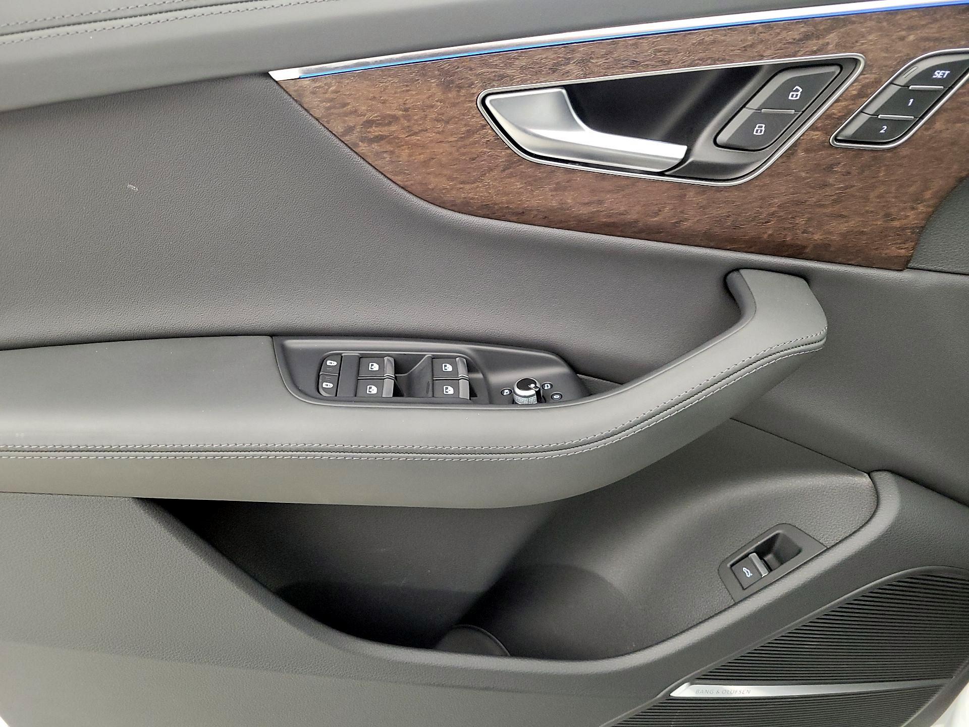 Thumbnail: 2023 Audi Q7 - 12