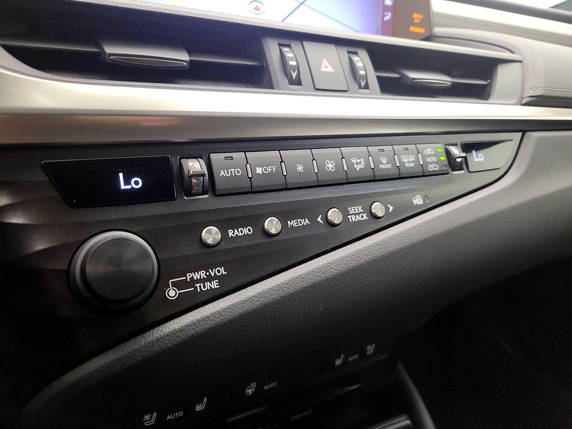 Thumbnail: 2020 Lexus ES - 17