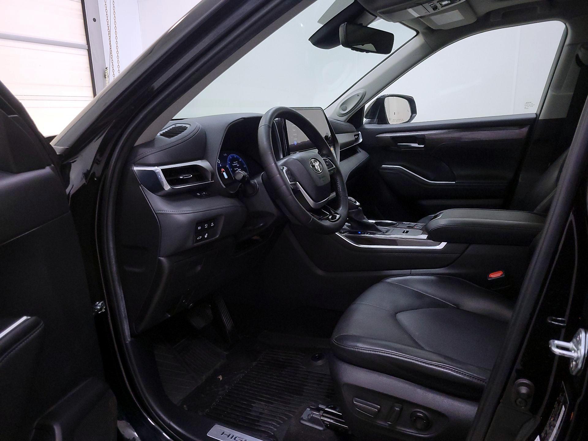 Thumbnail: 2023 Toyota Highlander - 11