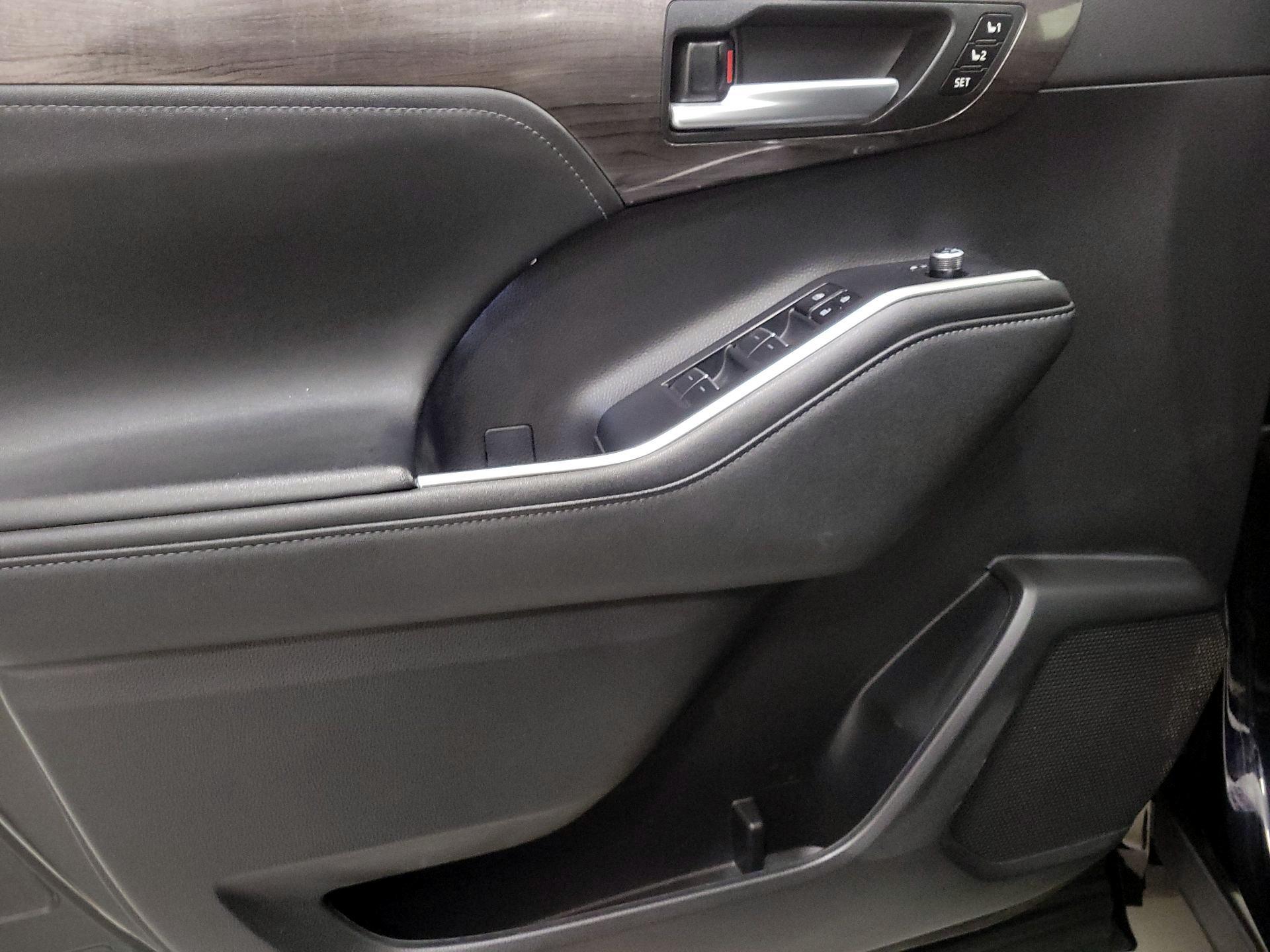 Thumbnail: 2023 Toyota Highlander - 12