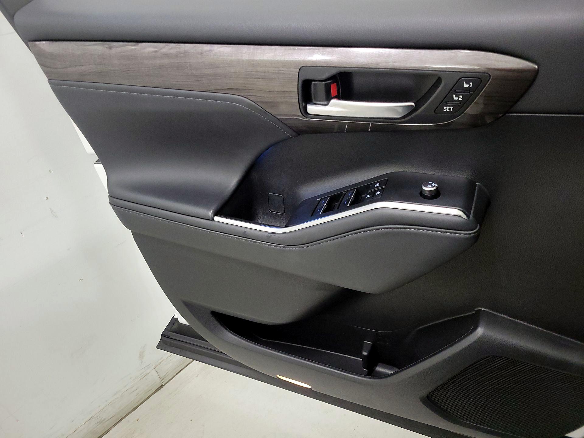 Thumbnail: 2022 Toyota Highlander - 12