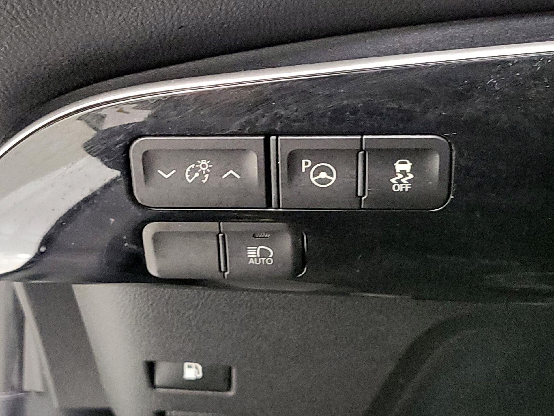 Thumbnail: 2017 Toyota Prius - 13