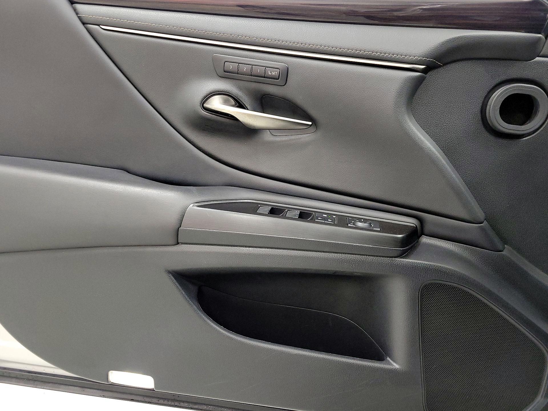 Thumbnail: 2019 Lexus ES - 12