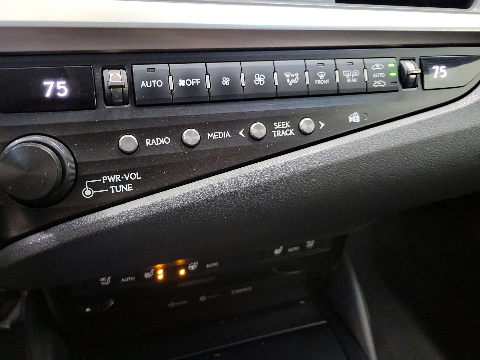 Thumbnail: 2019 Lexus ES - 16