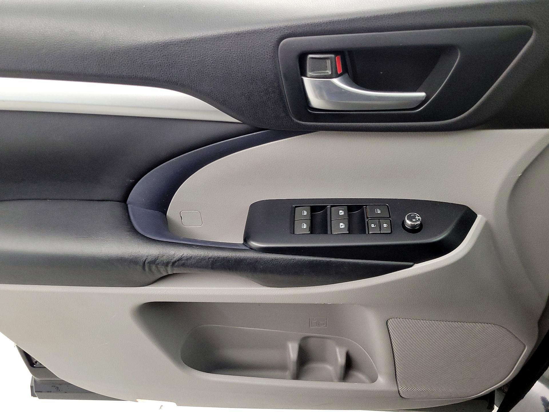 Thumbnail: 2015 Toyota Highlander - 12