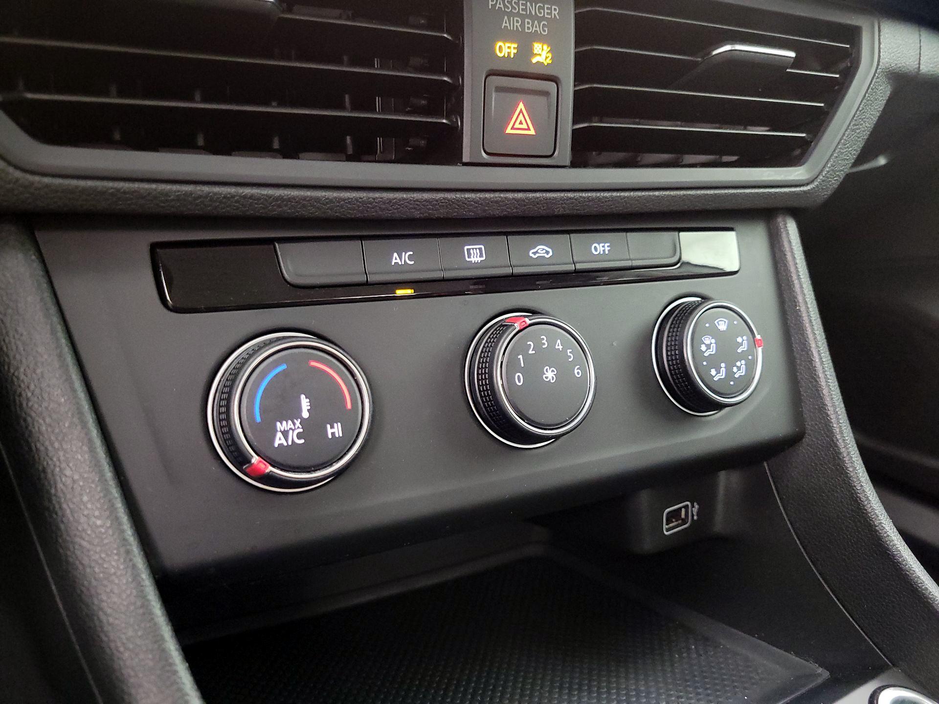 Thumbnail: 2019 Volkswagen Jetta - 16