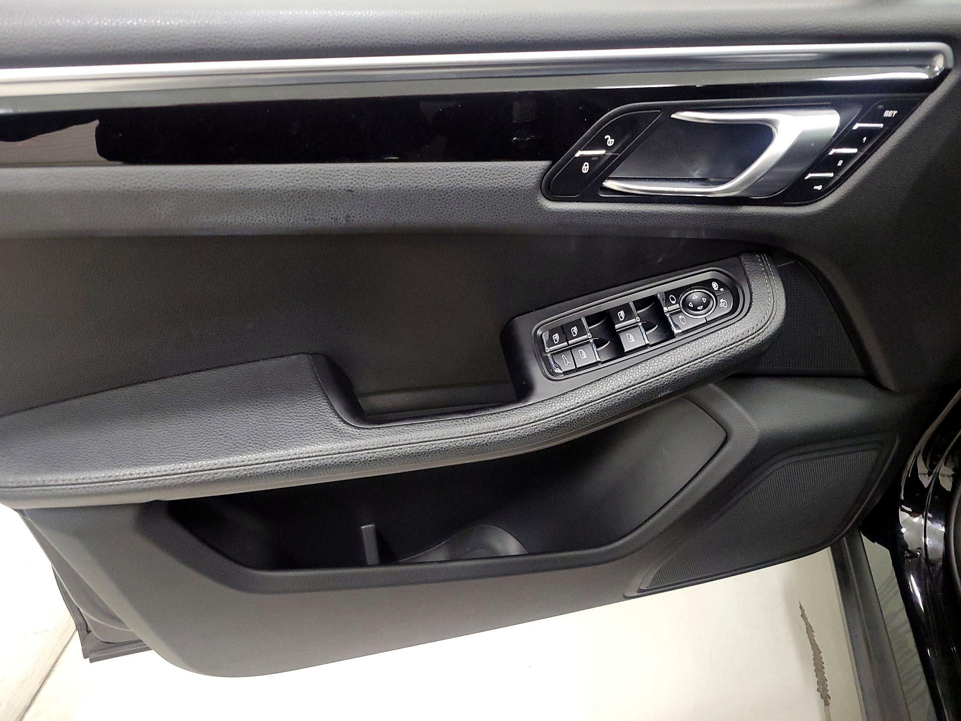 Thumbnail: 2018 Porsche Macan - 12