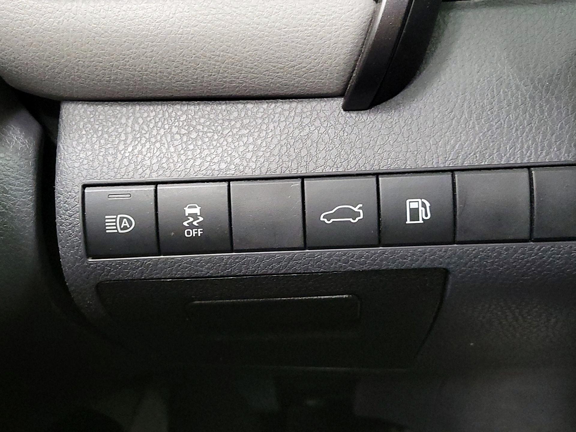 Thumbnail: 2018 Toyota Camry - 13