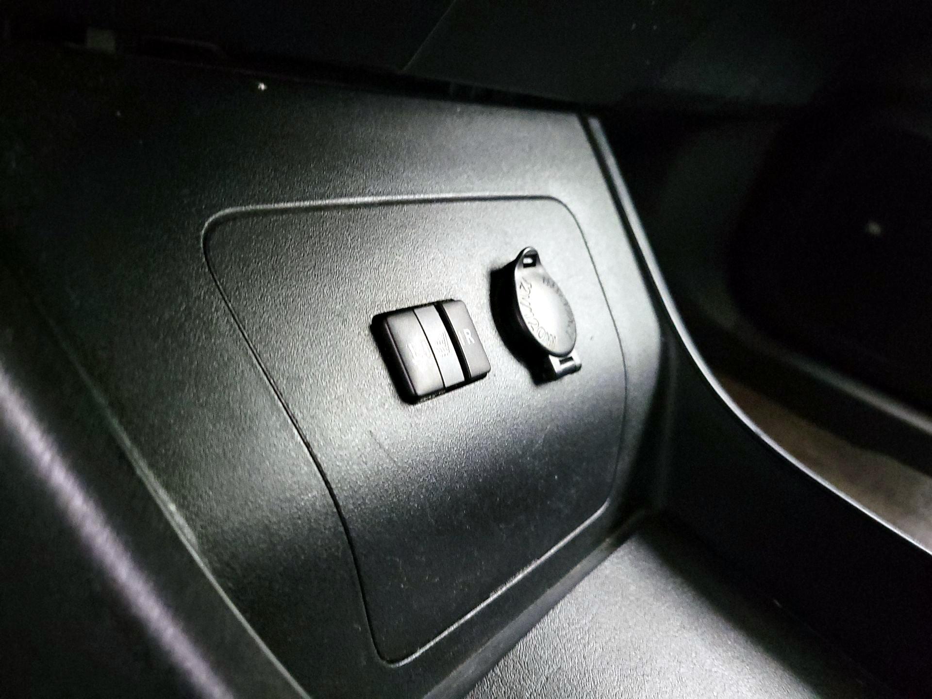 Thumbnail: 2015 Toyota Prius - 19