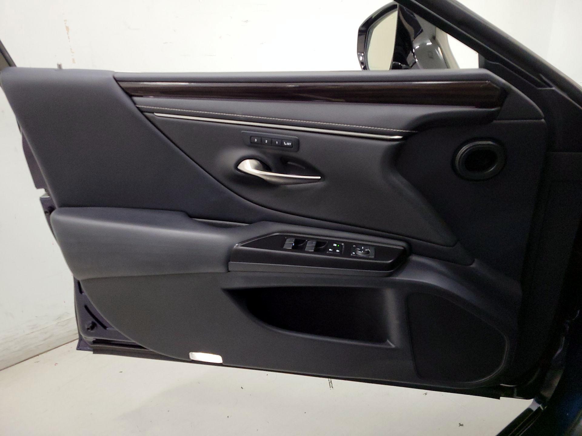 Thumbnail: 2019 Lexus ES - 12