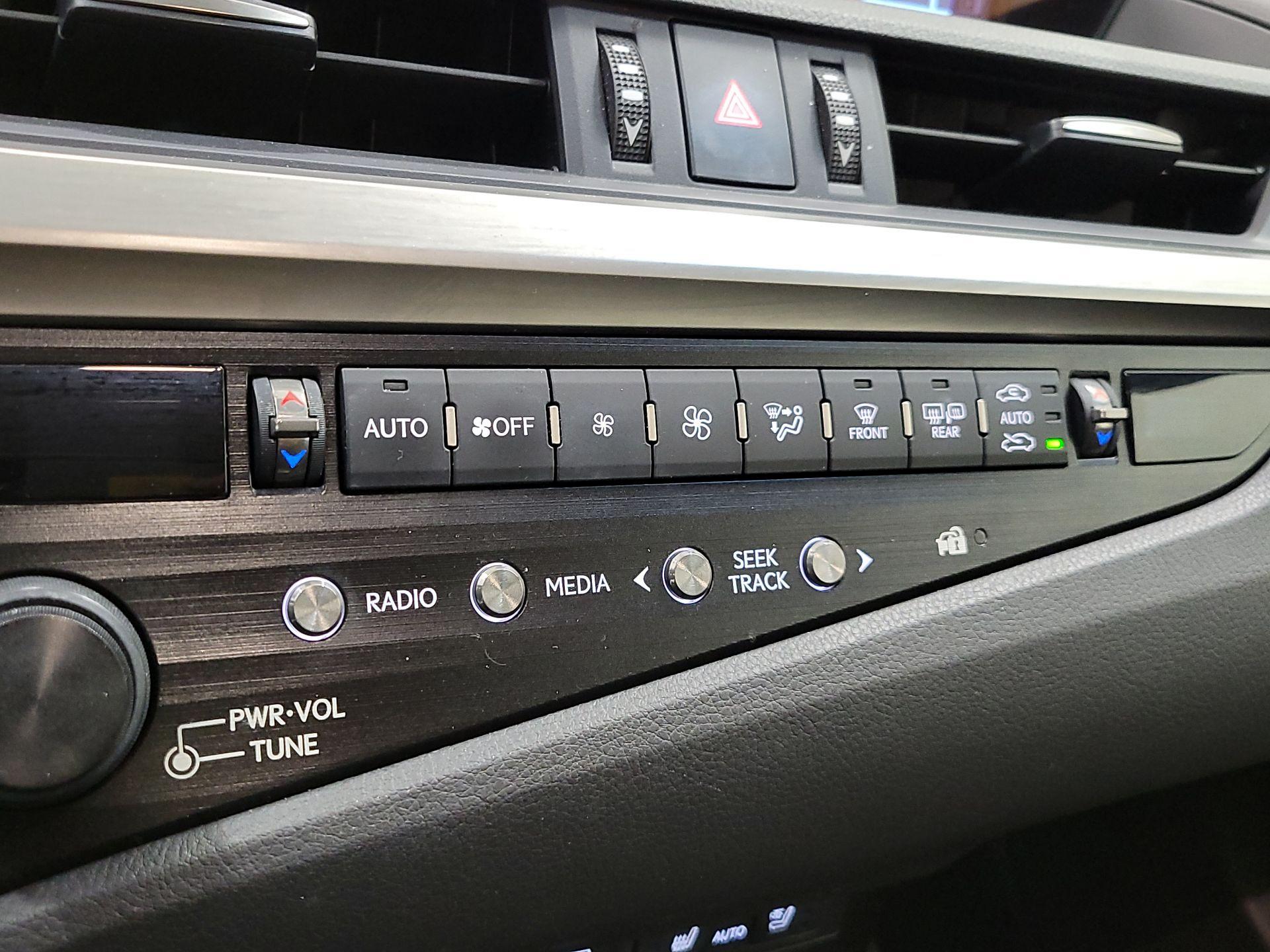 Thumbnail: 2019 Lexus ES - 17