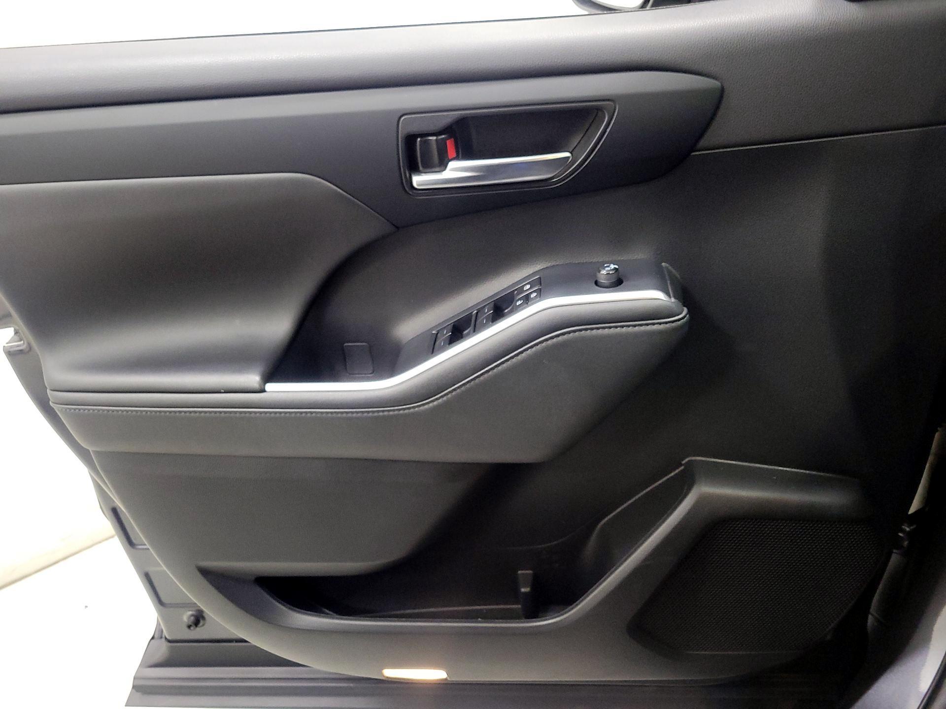 Thumbnail: 2023 Toyota Highlander - 12