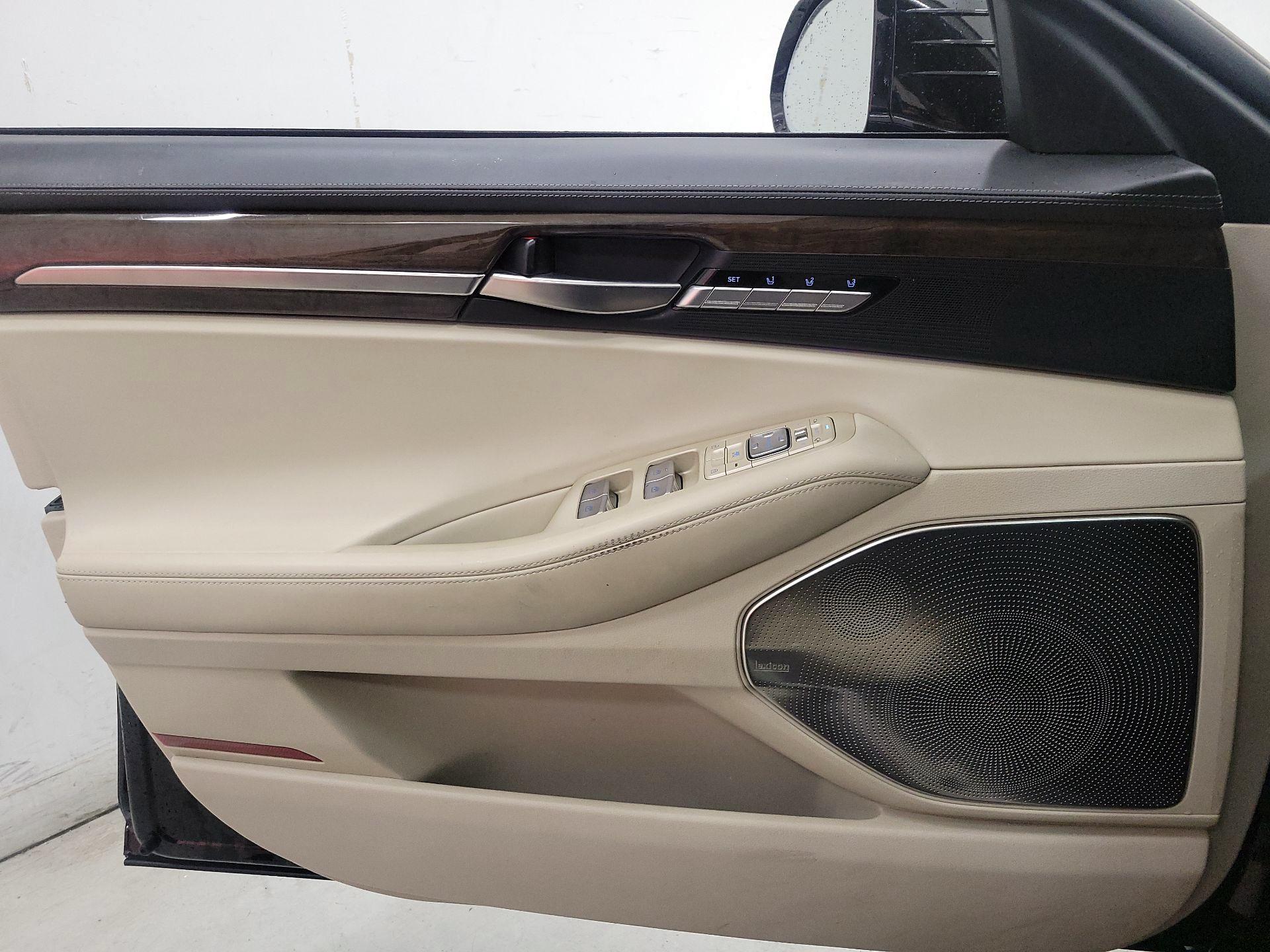 Thumbnail: 2019 Genesis G90 - 12