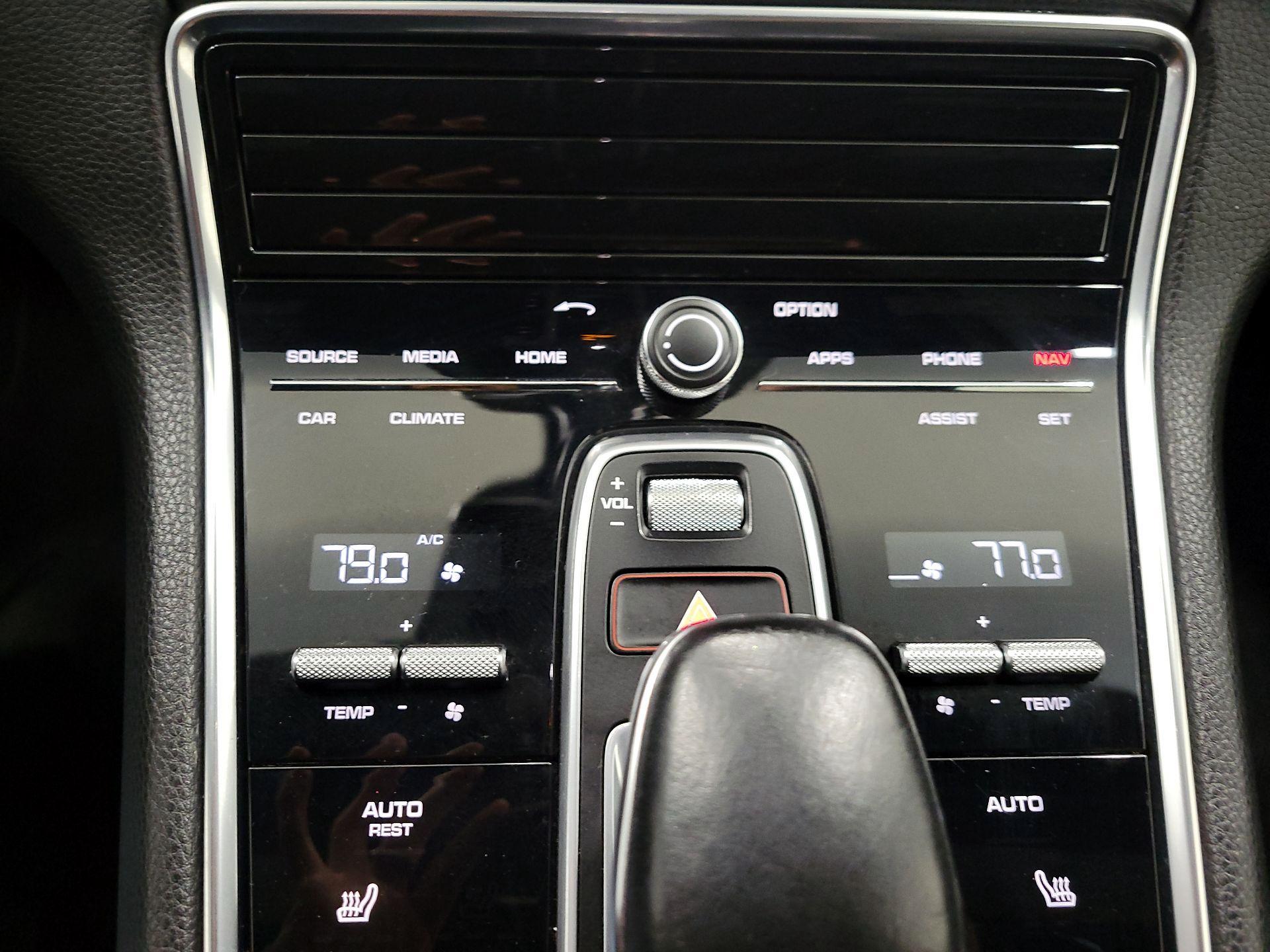 Thumbnail: 2018 Porsche Panamera - 16