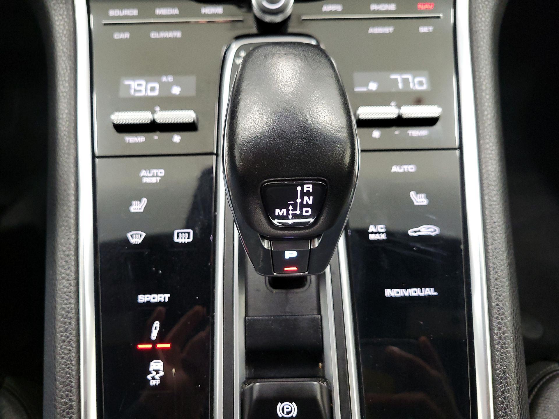 Thumbnail: 2018 Porsche Panamera - 17