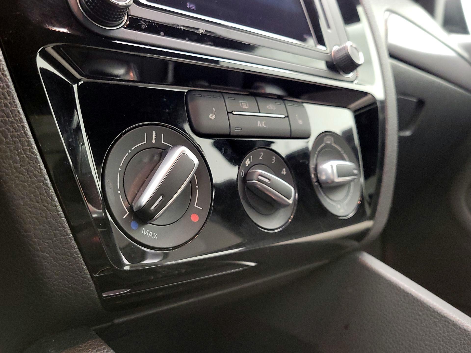 Thumbnail: 2016 Volkswagen Jetta - 16