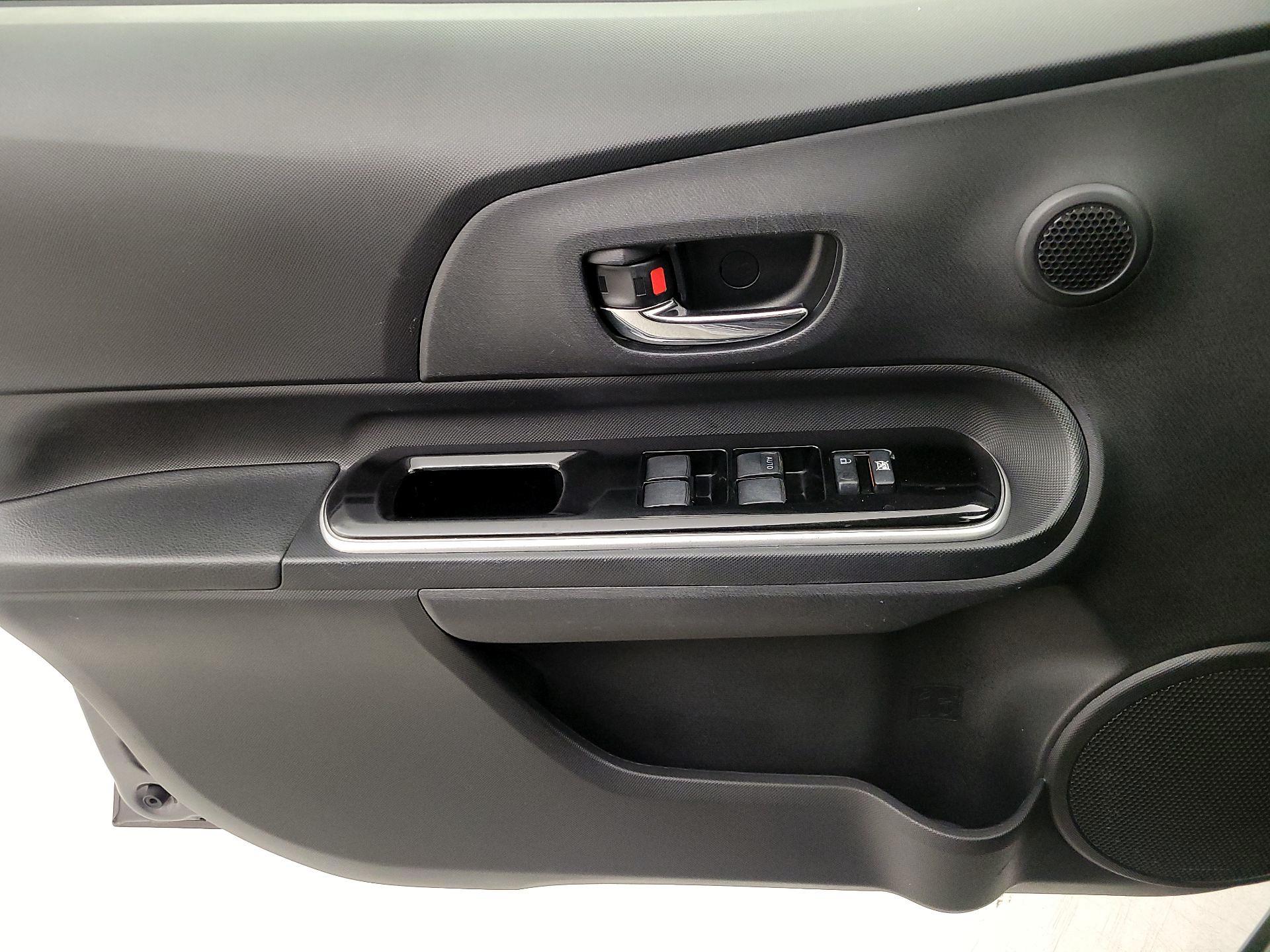 Thumbnail: 2016 Toyota Prius c - 12