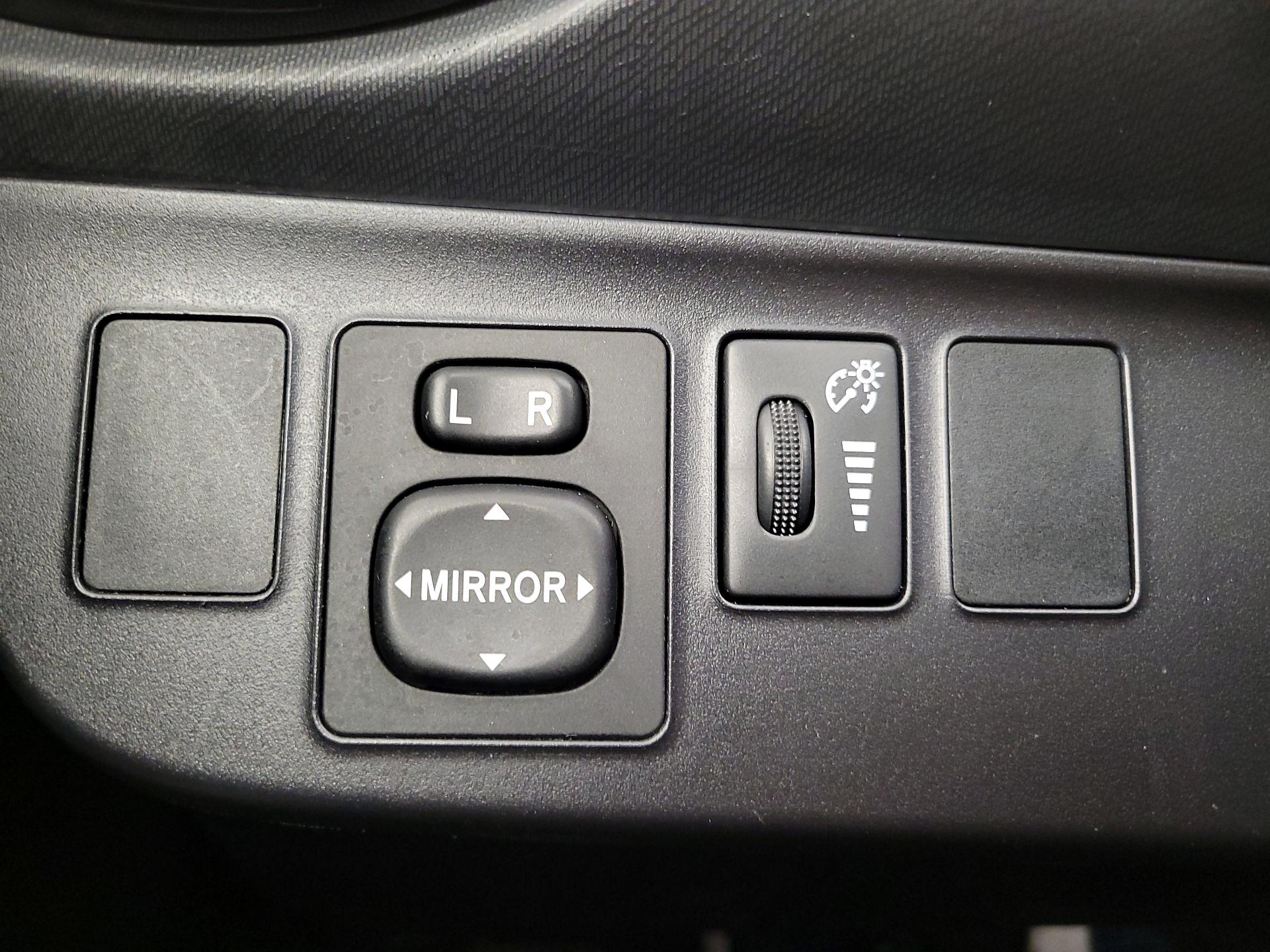 Thumbnail: 2016 Toyota Prius c - 13