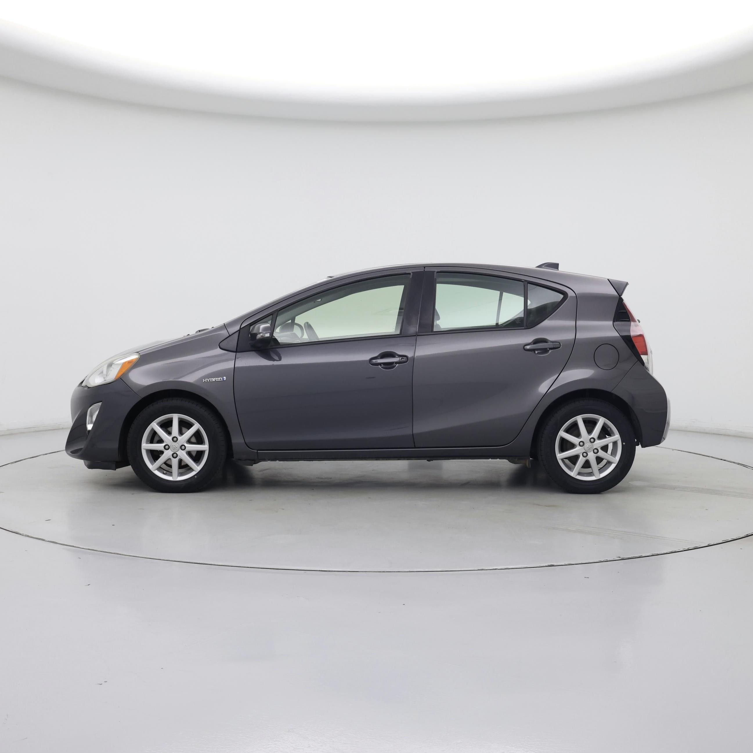 Thumbnail: 2016 Toyota Prius c - 3