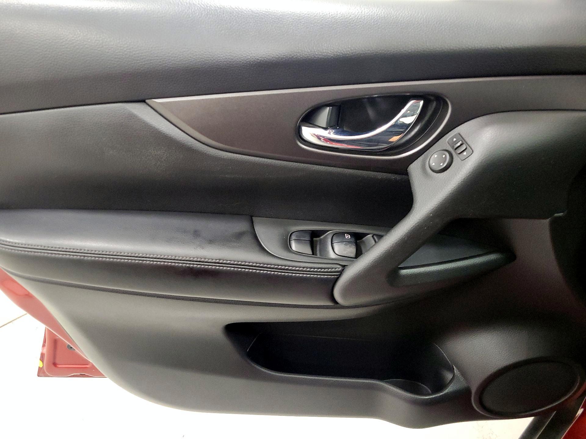 Thumbnail: 2016 Nissan Rogue - 12